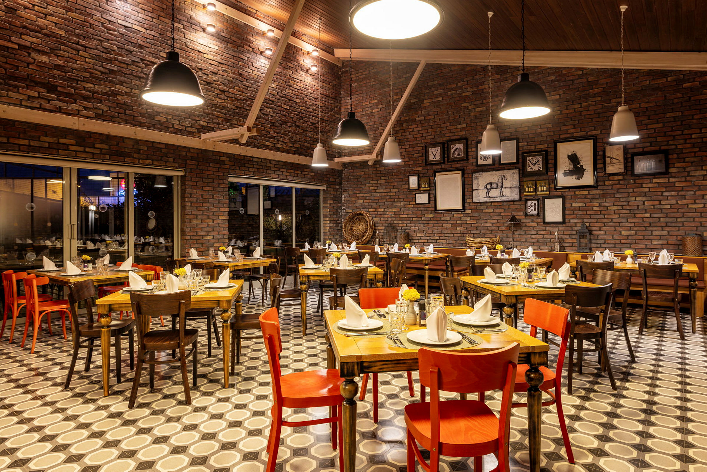 En restaurant med dækkede borde, forskellige stole og murstensvægge. (AI-genereret tekst)