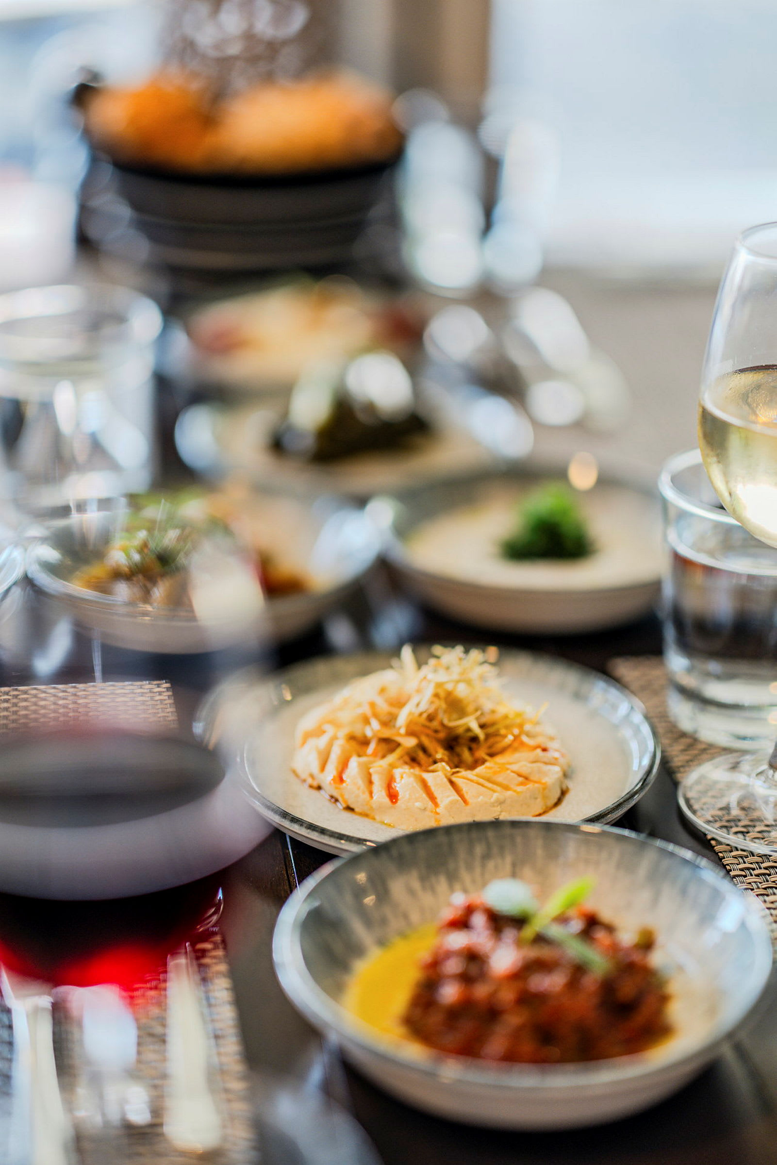 Et nærbillede af færdige retter på et spisebord, med fokus på en serveringsbræt med appetitvækkere. (AI-genereret tekst)