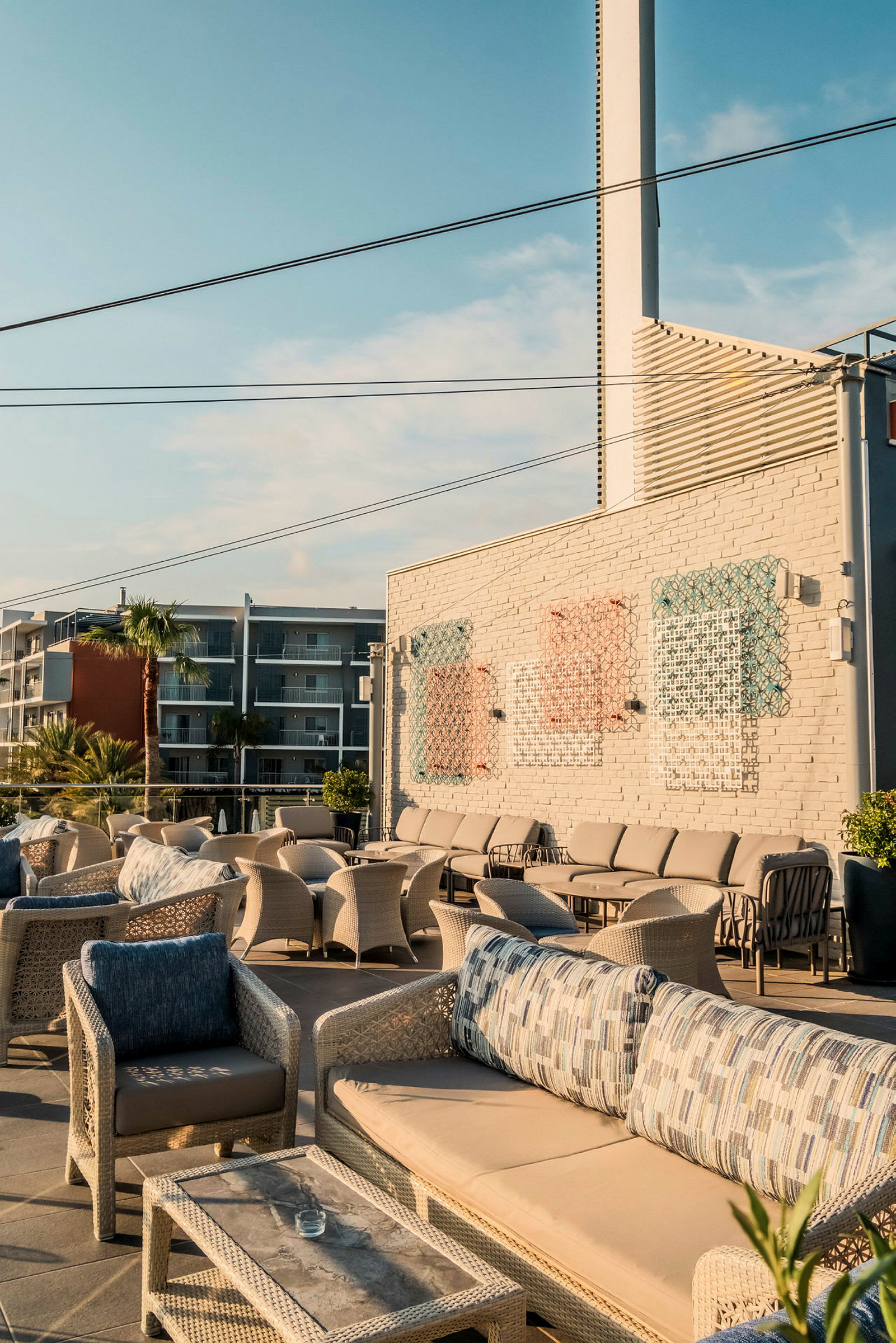 En terrasse med siddegrupper og kunst på væggen. (AI-genereret tekst)