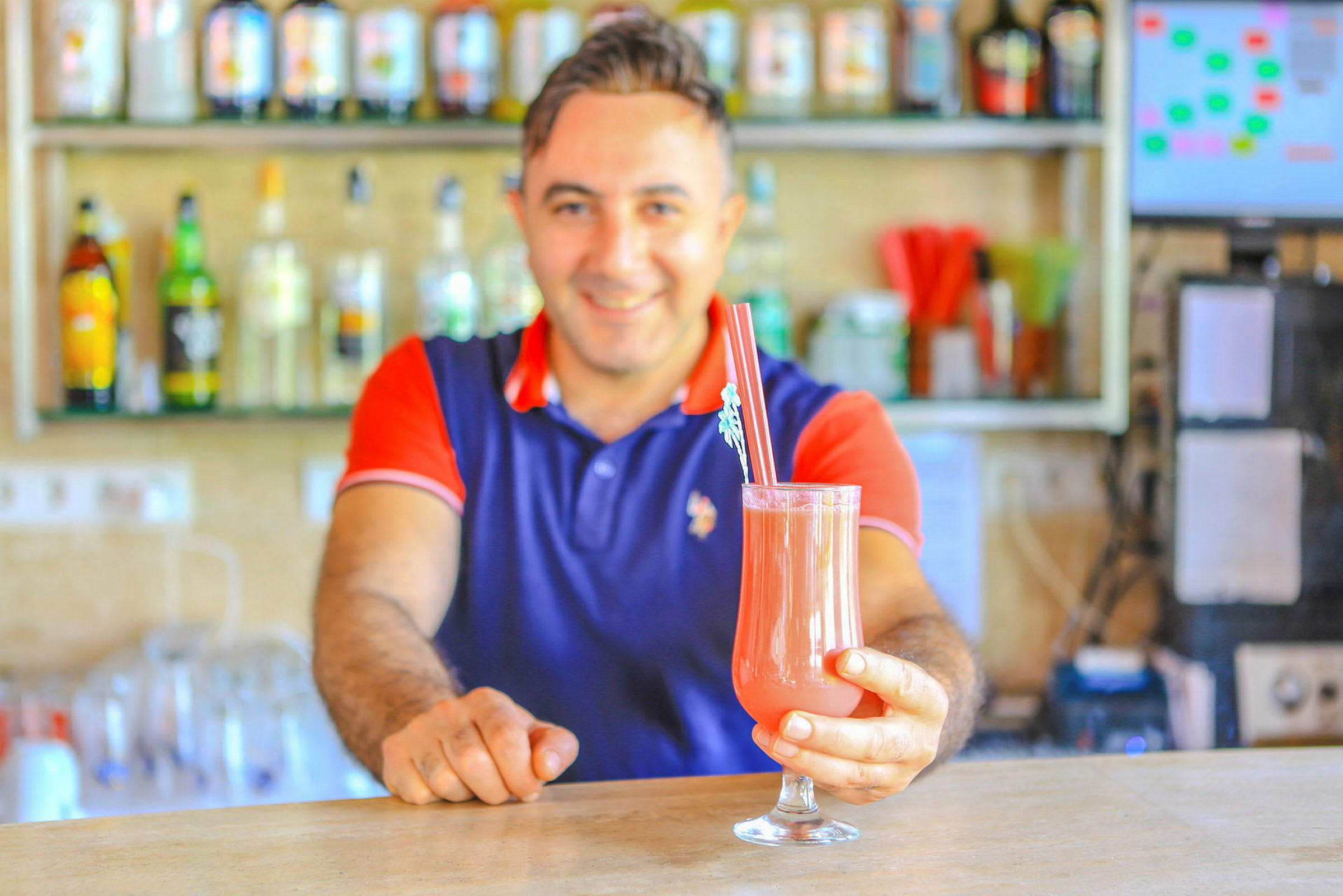 En drink serveres ved en bardisk. (AI-genereret tekst)