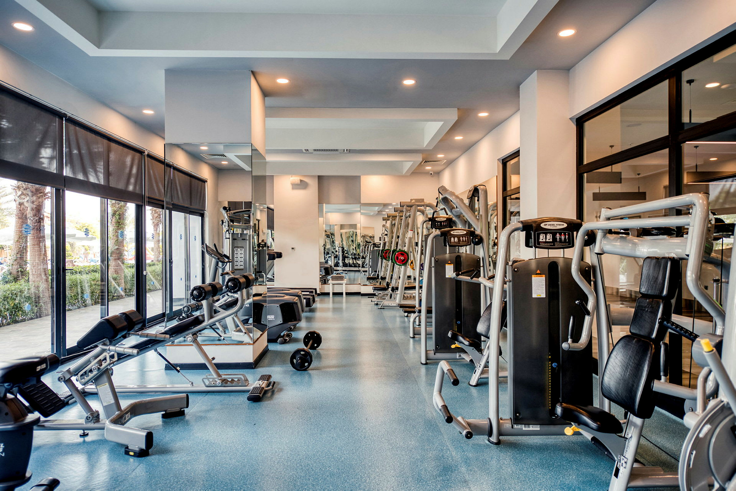 Et fitnesscenter med træningsmaskiner og frie vægte. (AI-genereret tekst)