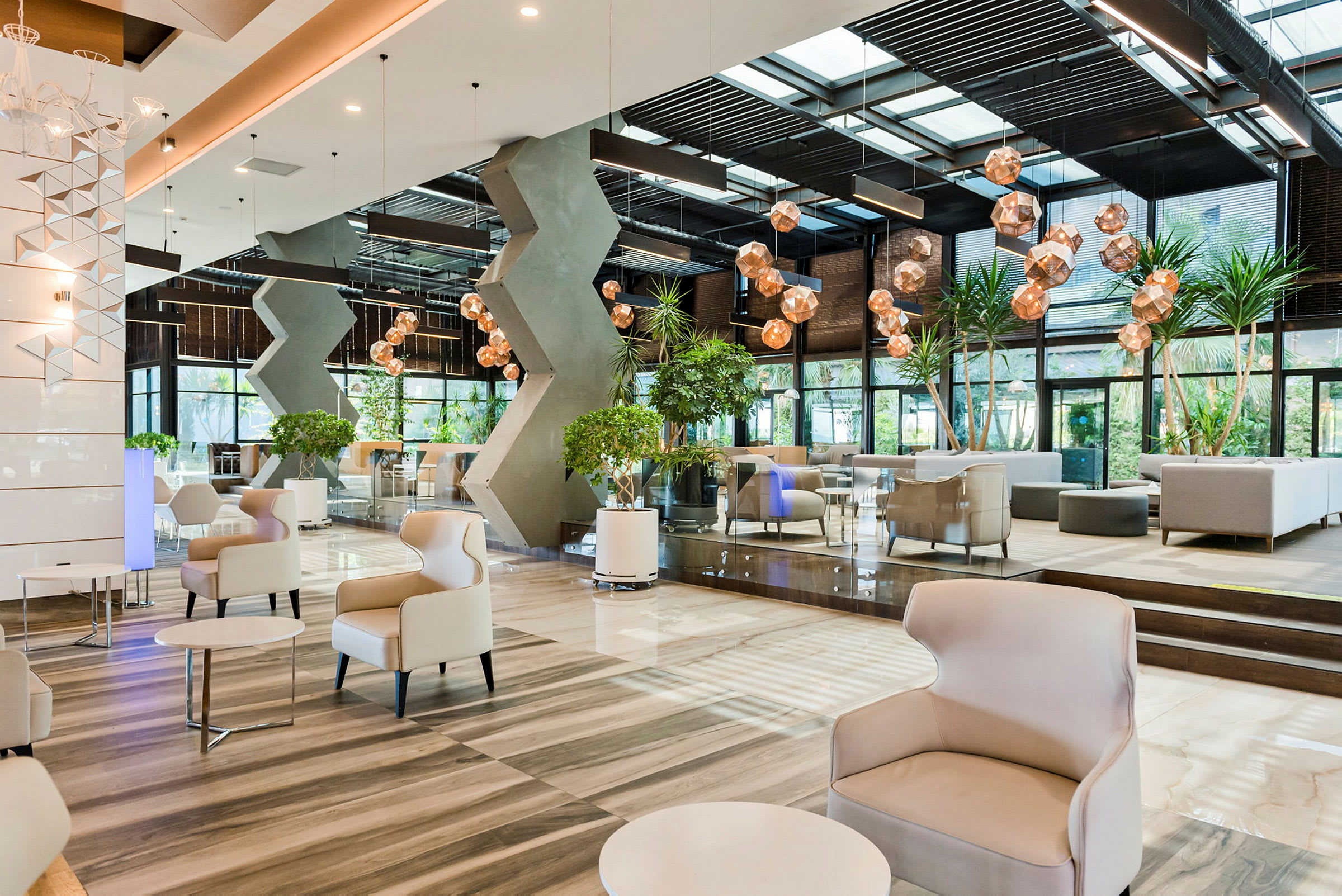 Moderne hotellobby med siddepladser og dekorative detaljer. (AI-genereret tekst)