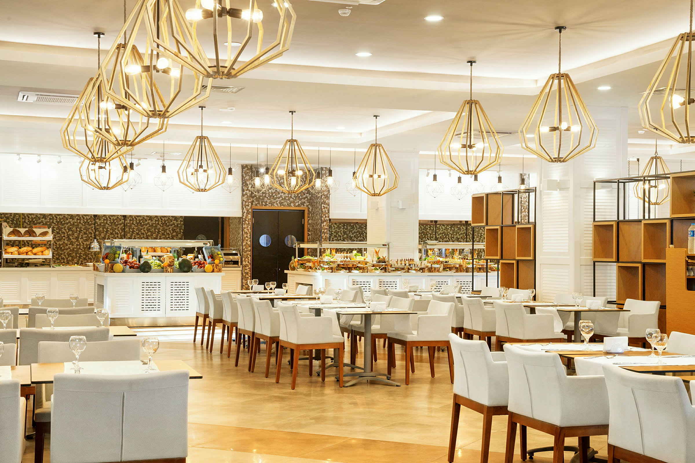 Interiør af en restaurant med dækkede borde og lysekroner i loftet. (AI-genereret tekst)