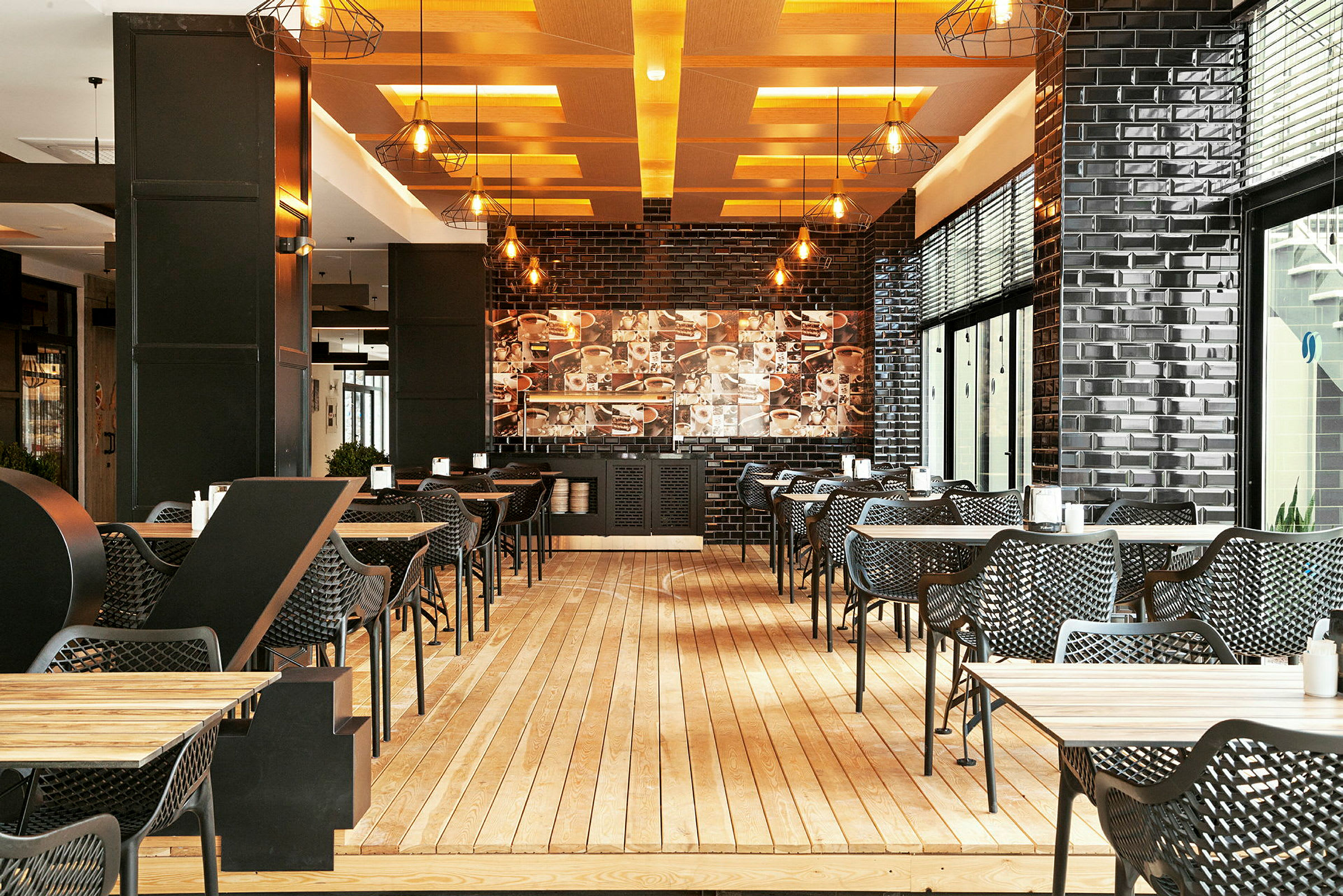 En restaurant med moderne møbler og belysning. (AI-genereret tekst)