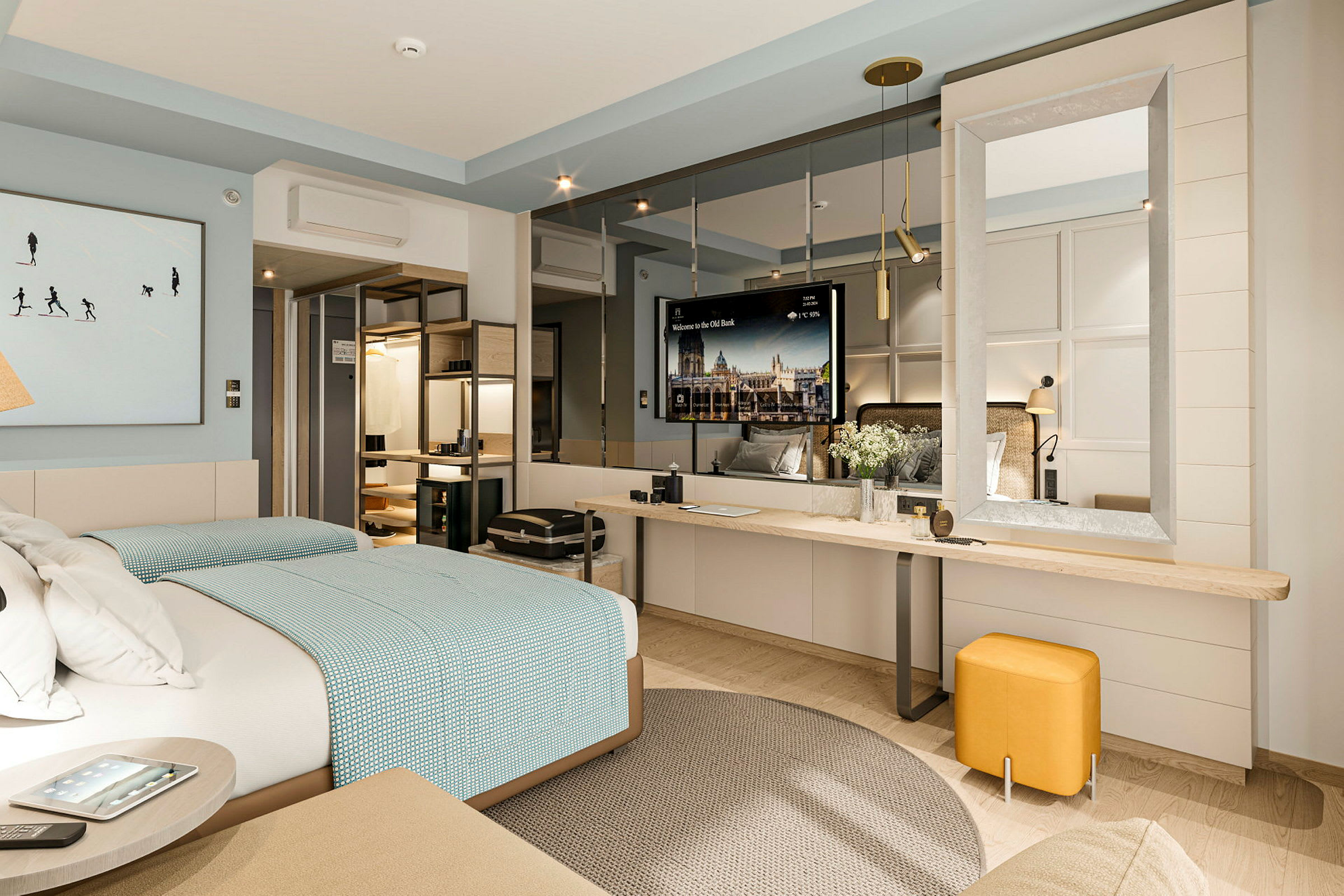 Et moderne indrettet hotelværelse med en stor seng, væg-tv og et skrivebord. (AI-genereret tekst)