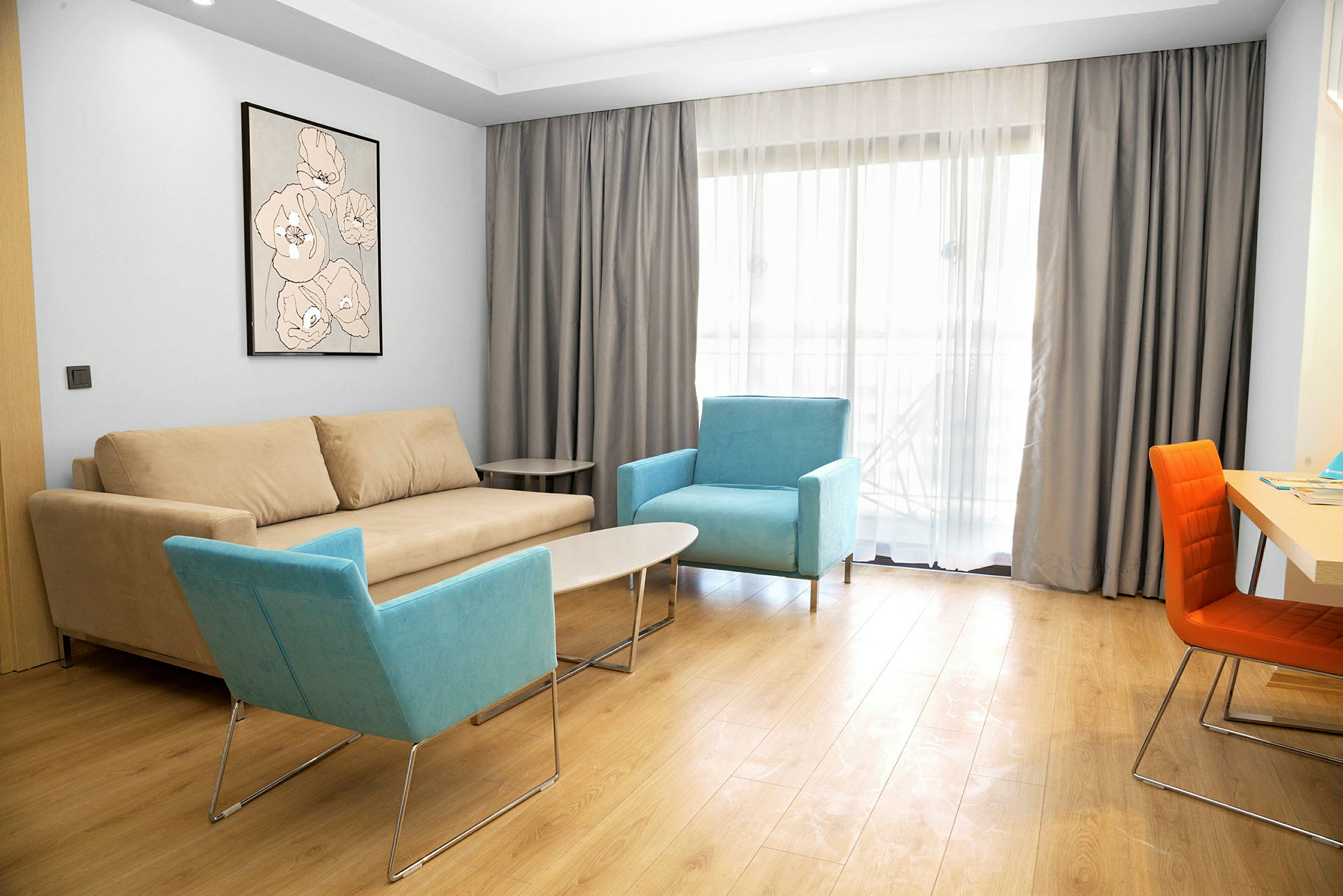 En stue med beige sofa, lyseblå lænestole og orange stol ved et bord. (AI-genereret tekst)