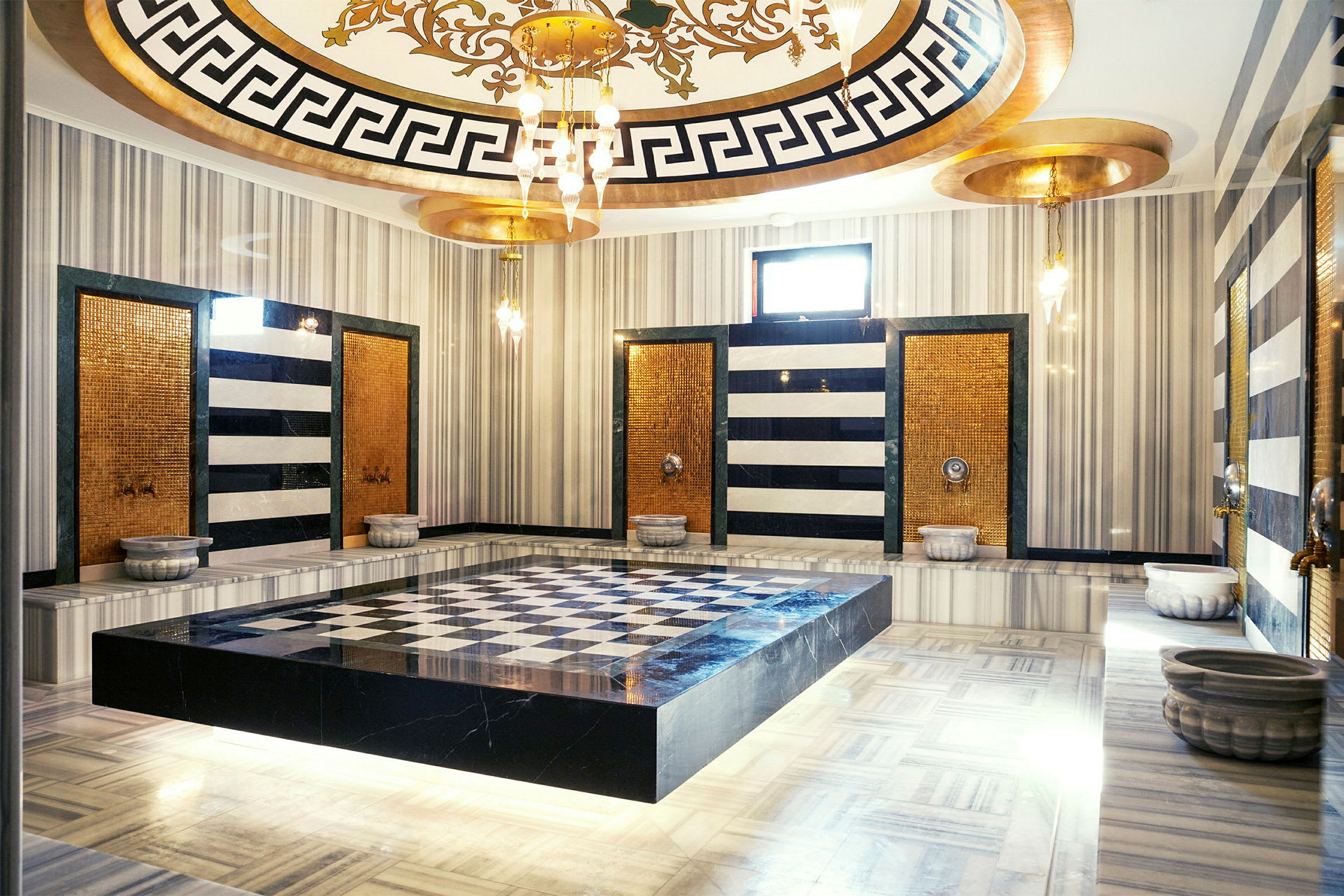 En elegant marmordesignet hamam med mosaikdetaljer og geometriske mønstre. (AI-genereret tekst)