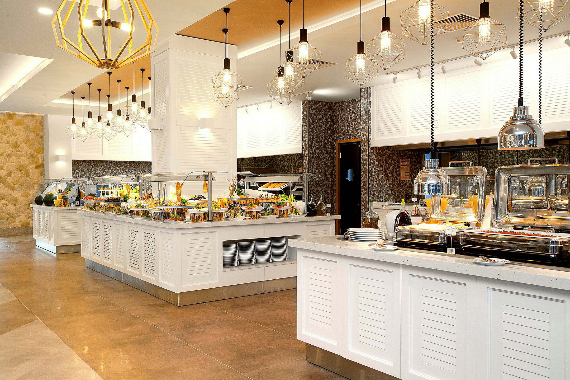 En elegant hotelrestaurant med et buffetbord prydet med forskellige retter. (AI-genereret tekst)