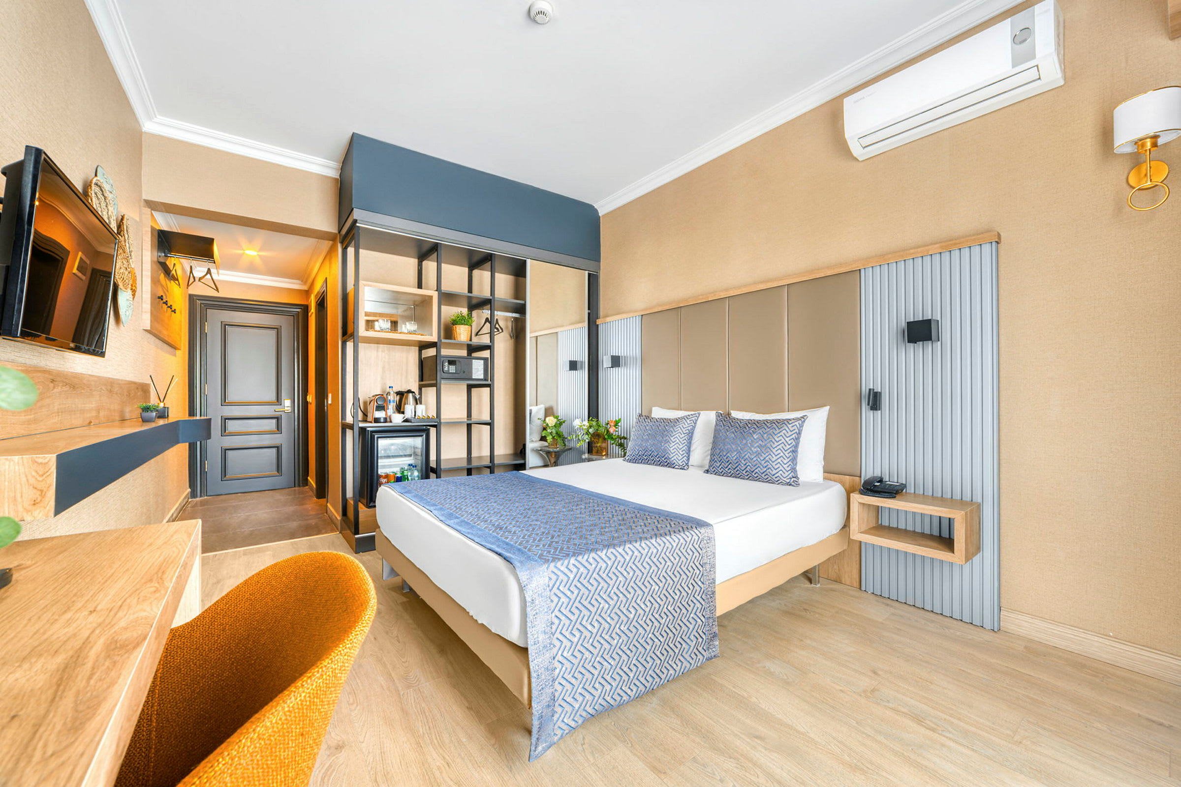 Et hotelværelse med en dobbeltseng og moderne møbler. (AI-genereret tekst)