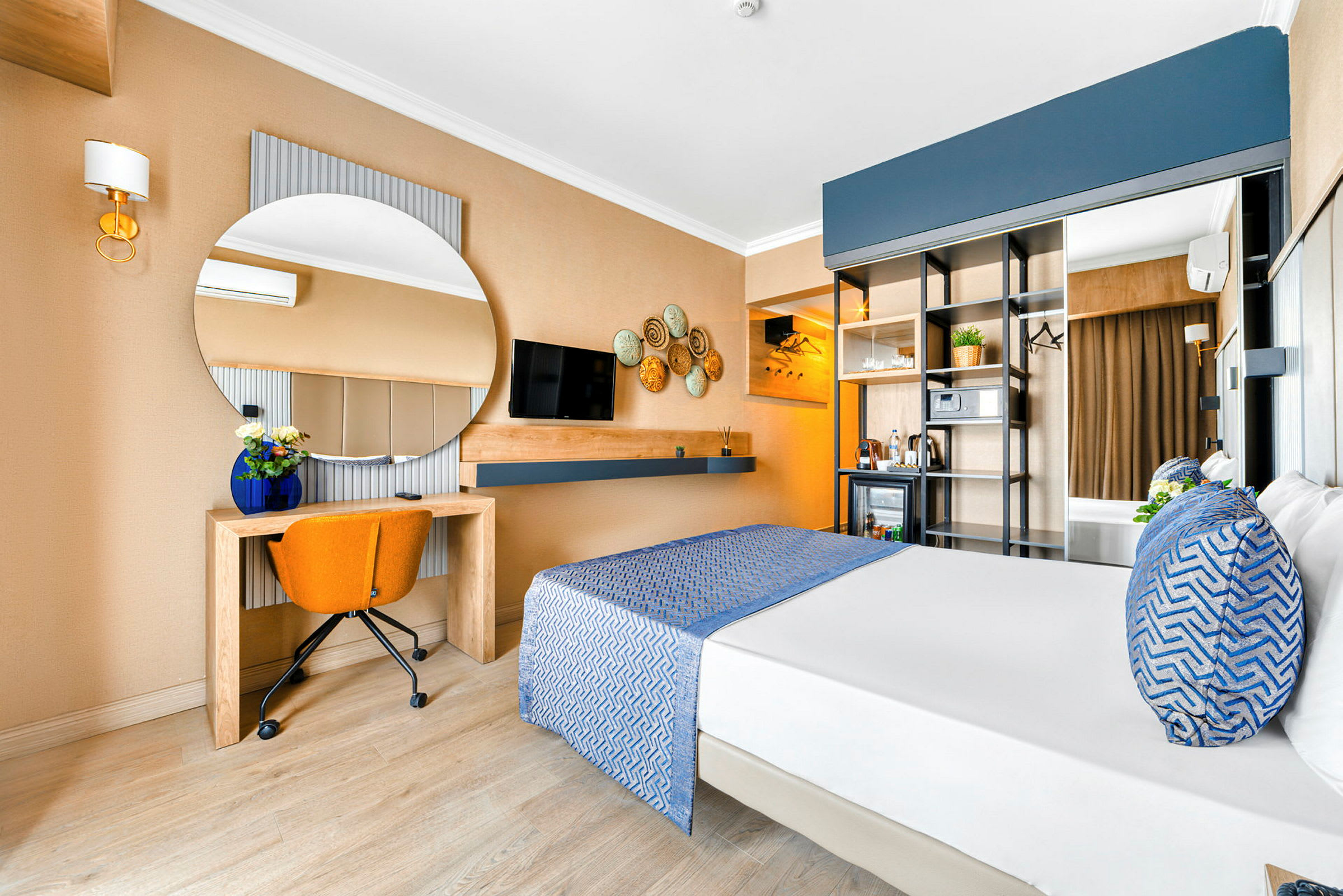 Hotelværelse med dobbeltseng, skrivebord og indbygget skab. (AI-genereret tekst)