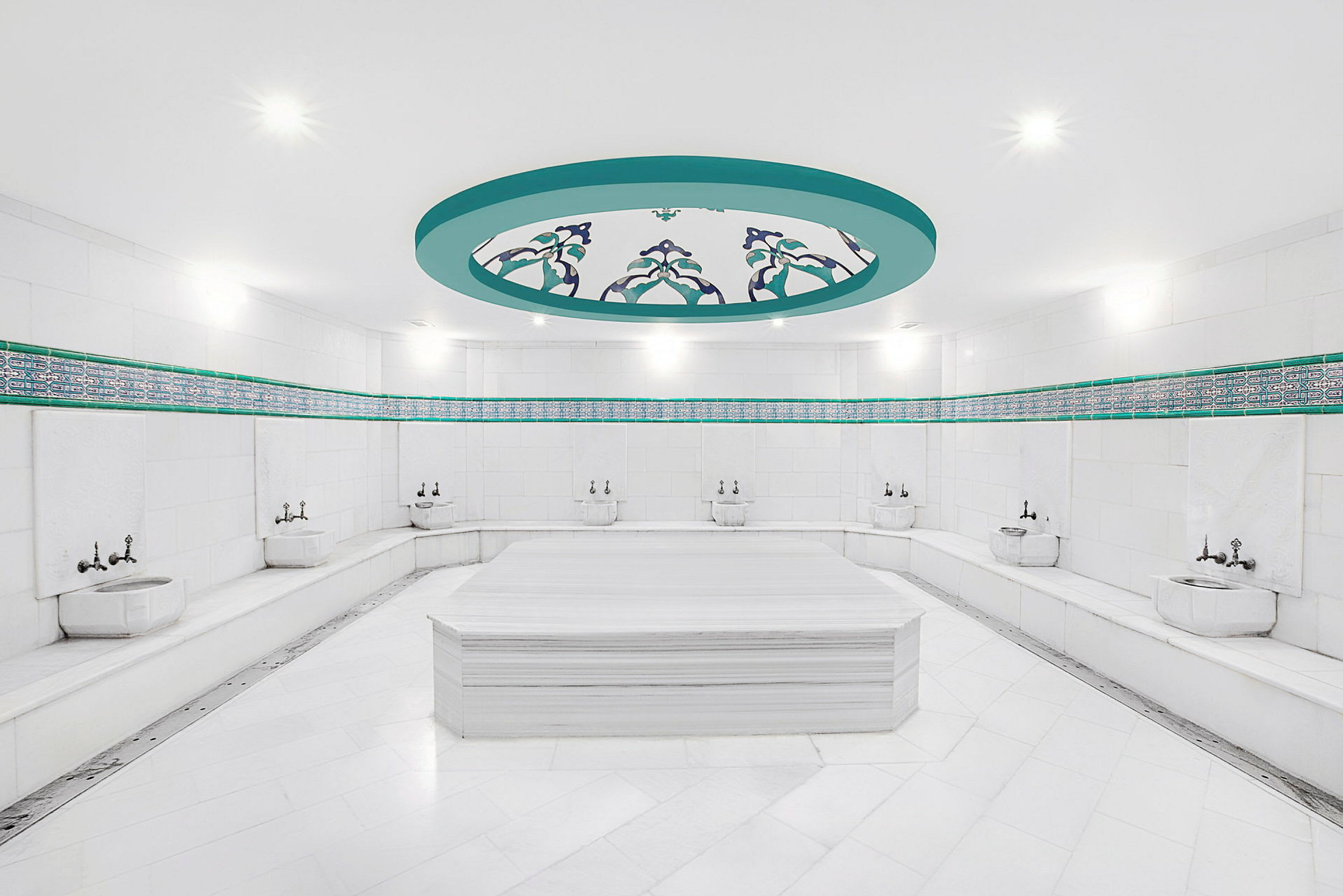 Interiør af et tyrkisk hamam med marmordetaljer og dekorationer. (AI-genereret tekst)