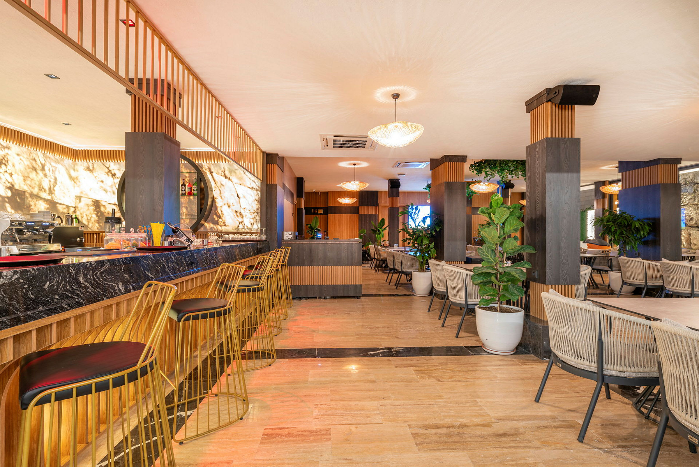 Interiør af en moderne bar og lounge med siddepladser og grønne planter. (AI-genereret tekst)