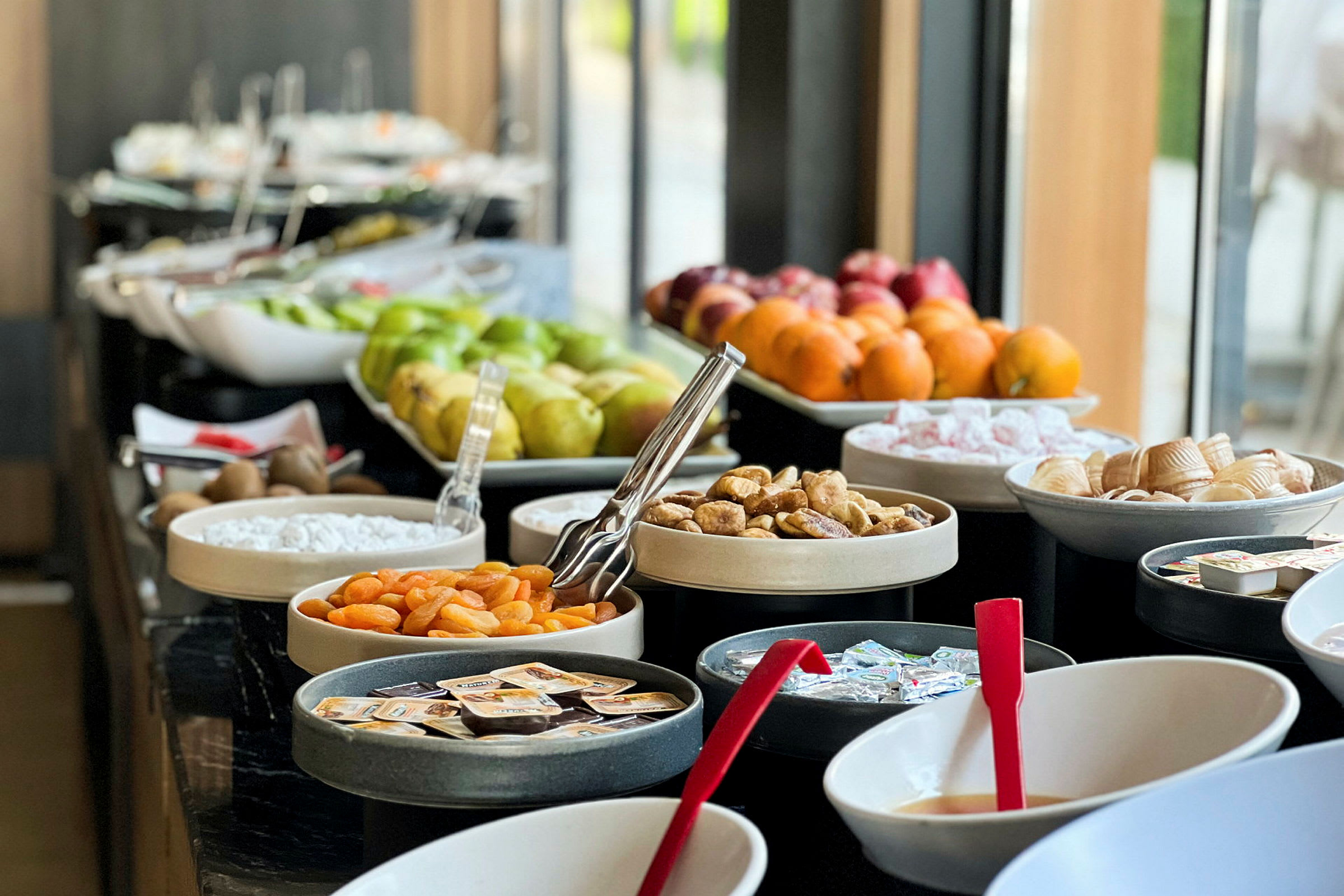 En buffet med forskellige frugter, nødder og småpakker. (AI-genereret tekst)