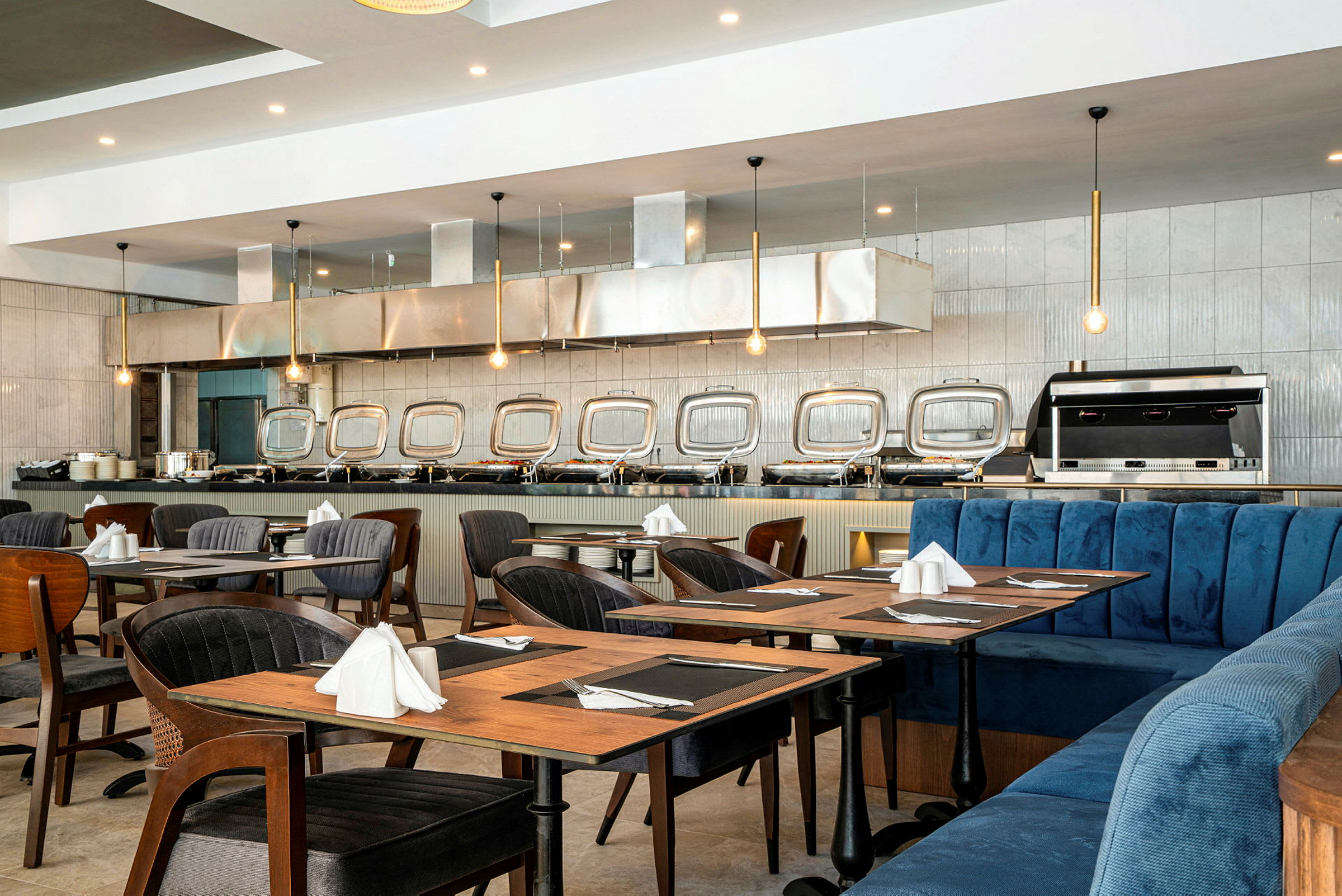 Restaurant med dækkede borde og en buffetdisk i baggrunden. (AI-genereret tekst)