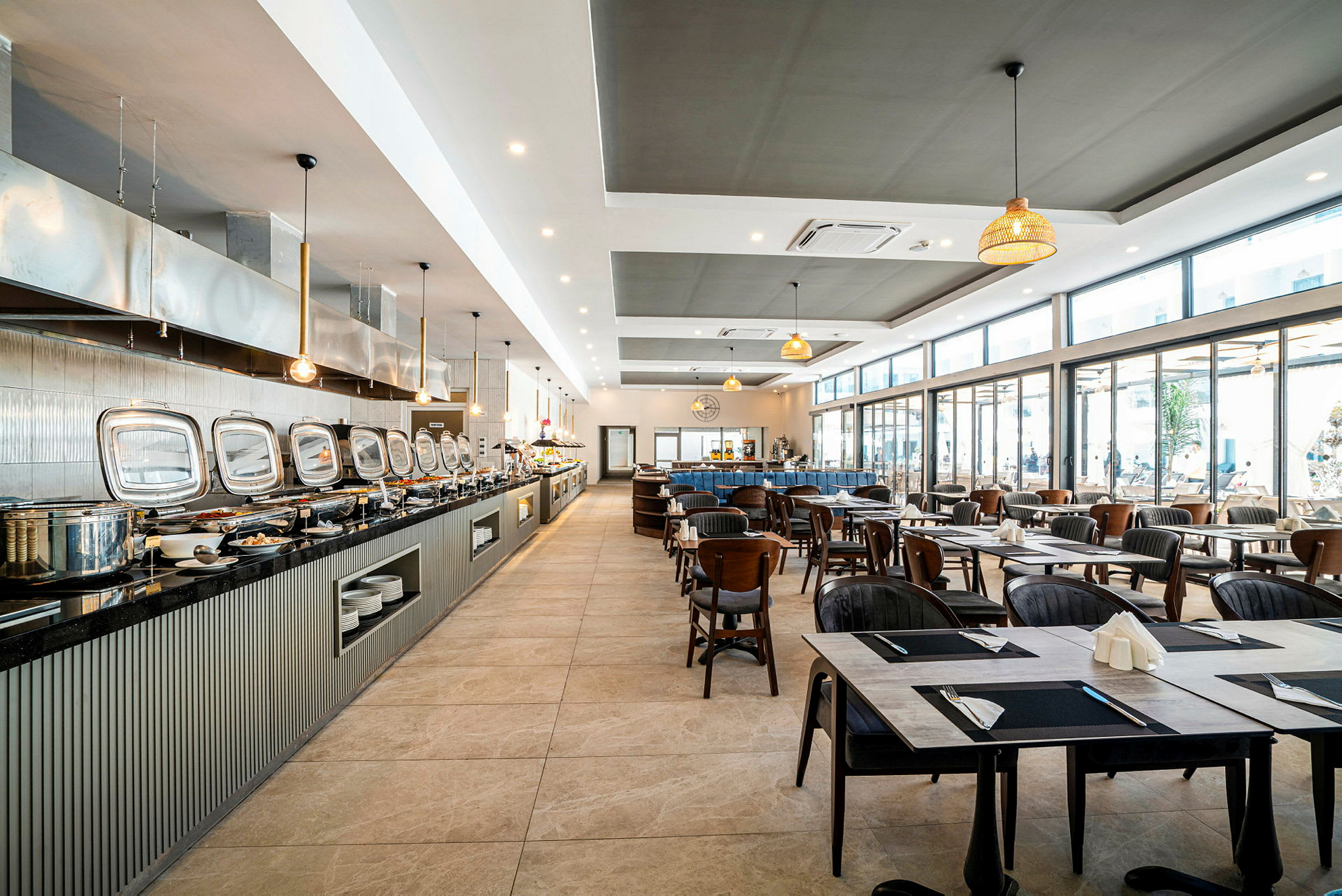 Billede af en rummelig restaurant med buffet og siddepladser. (AI-genereret tekst)