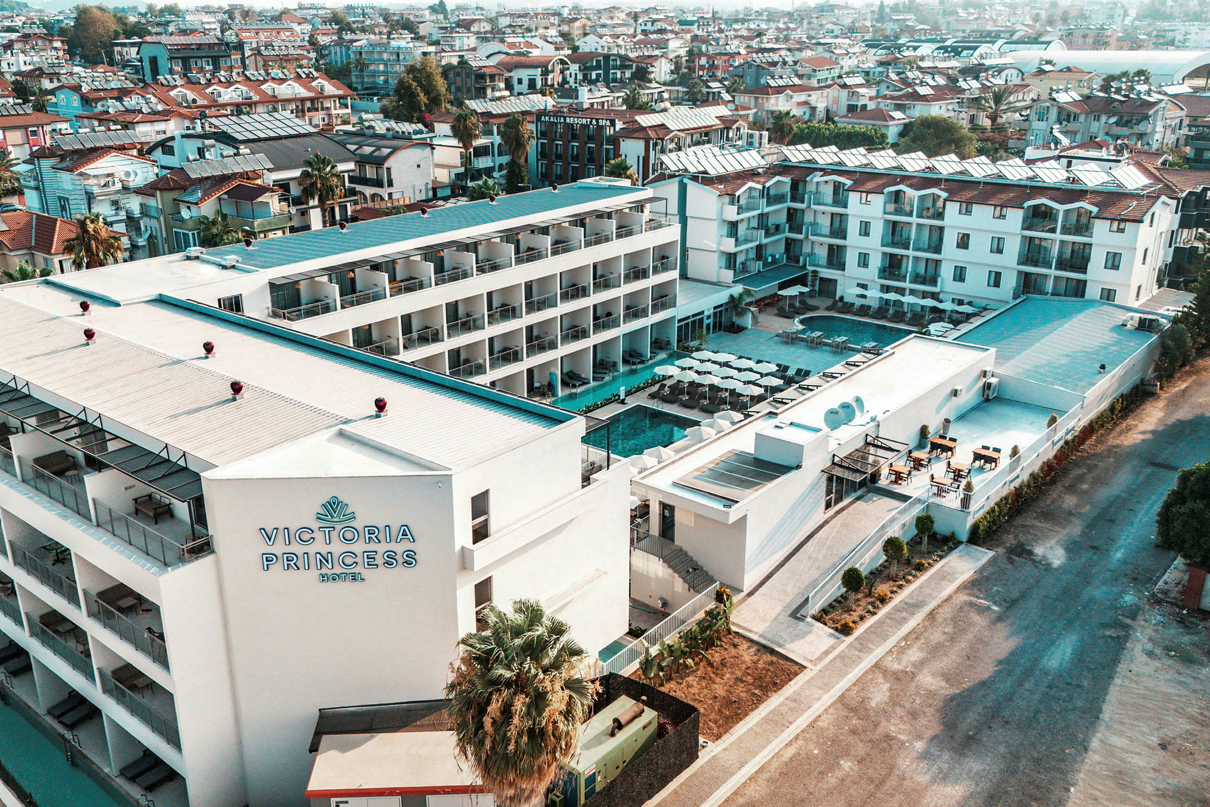Luftfoto af Victoria Princess Hotel med omgivelserne. (AI-genereret tekst)