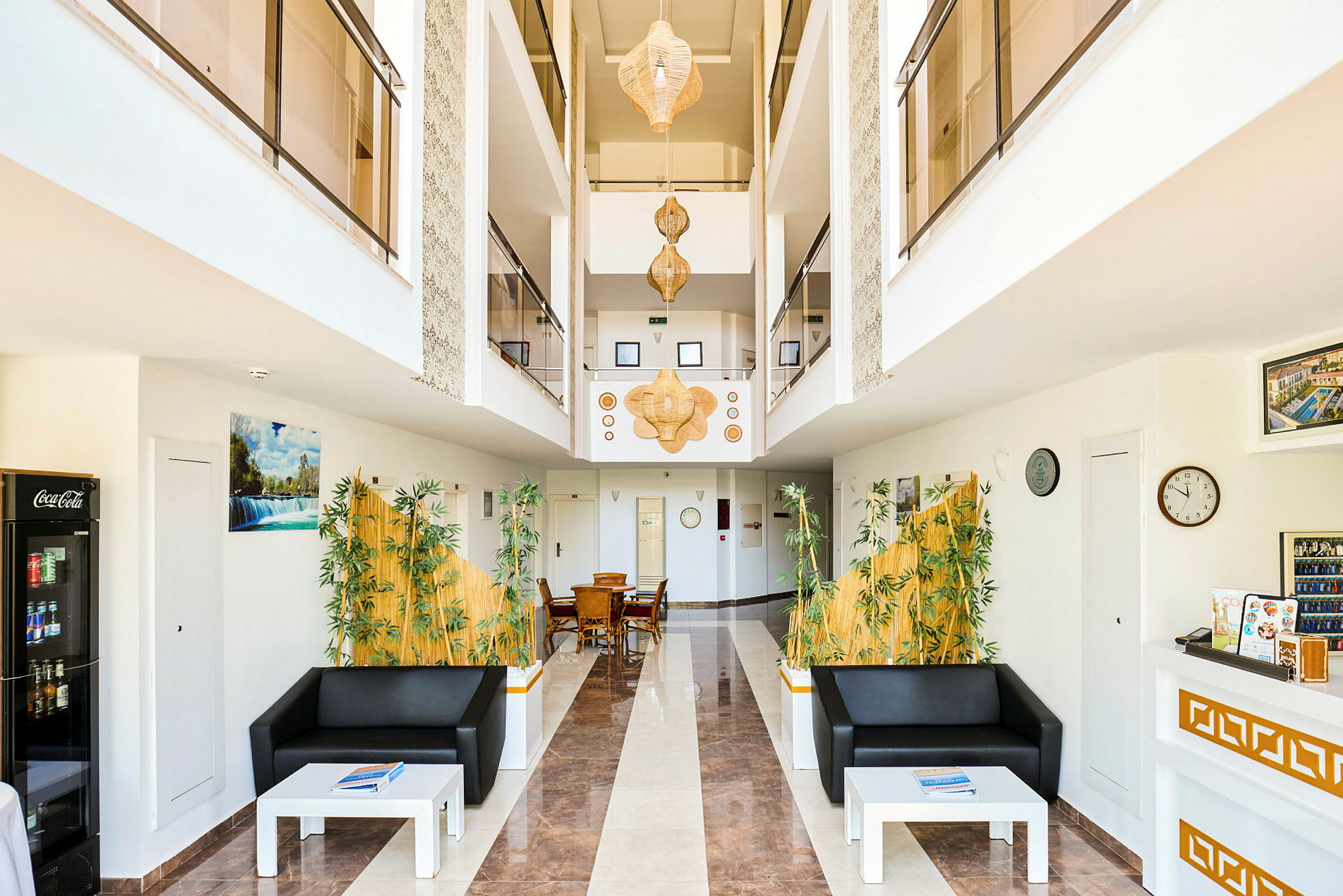 Interiør af en hotellobby med sofaer, borde og dekorationer. (AI-genereret tekst)