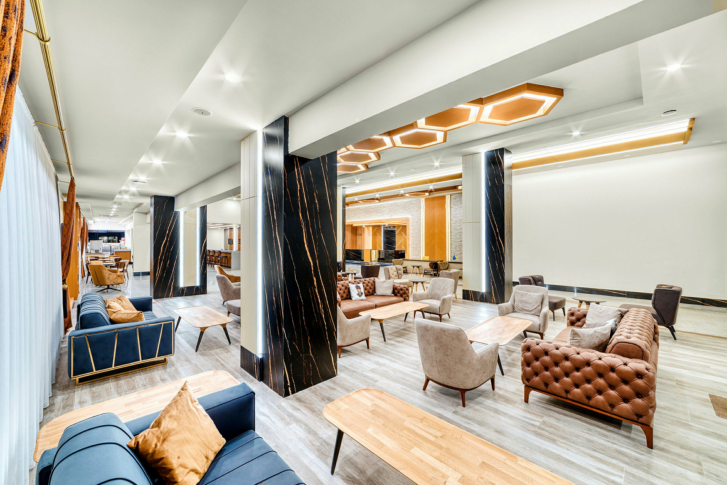 Et moderne hotelværelse med siddepladser og dekorative søjler. (AI-genereret tekst)