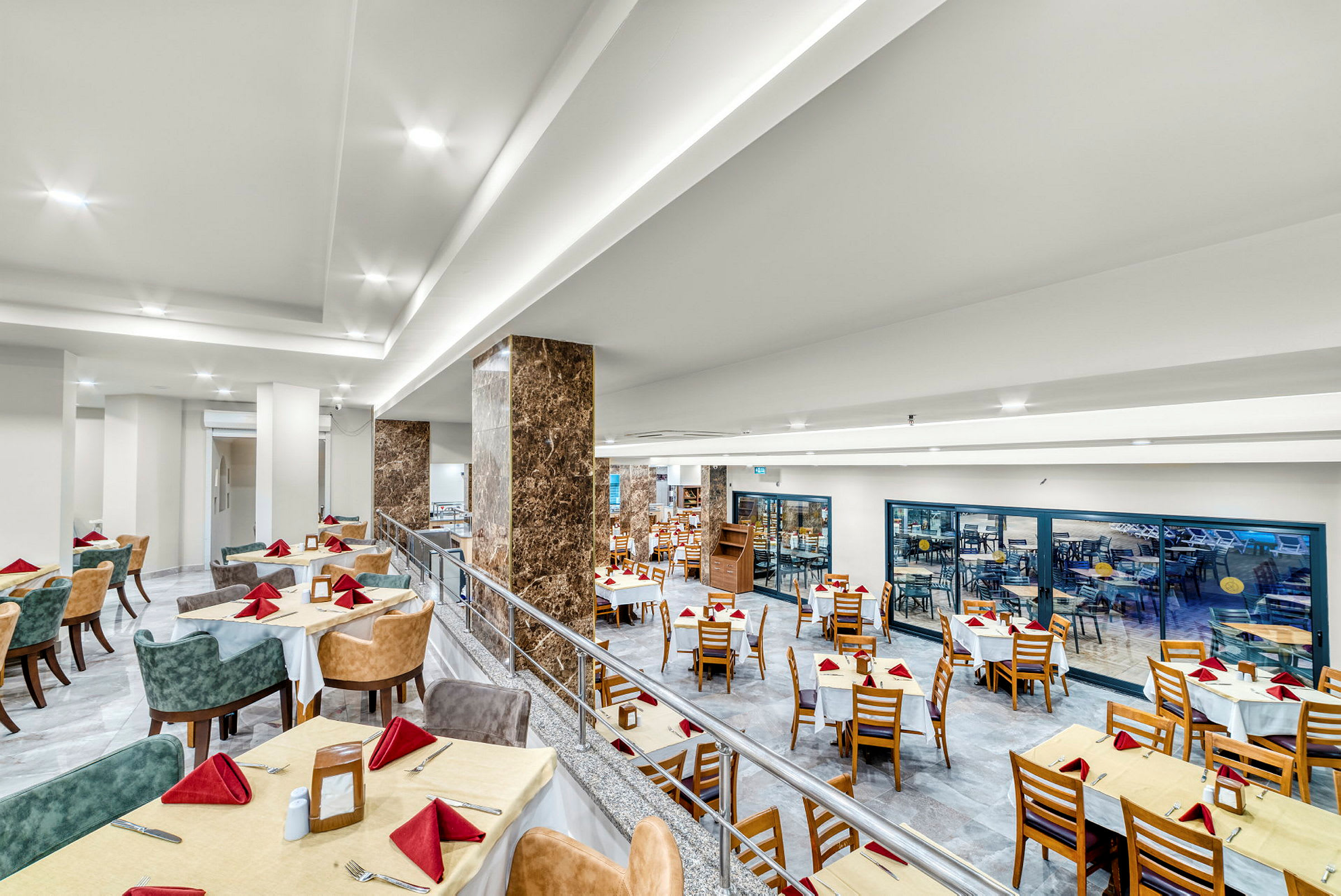 En restaurant med dækkede borde og stole, sandsynligvis indendørs. (AI-genereret tekst)