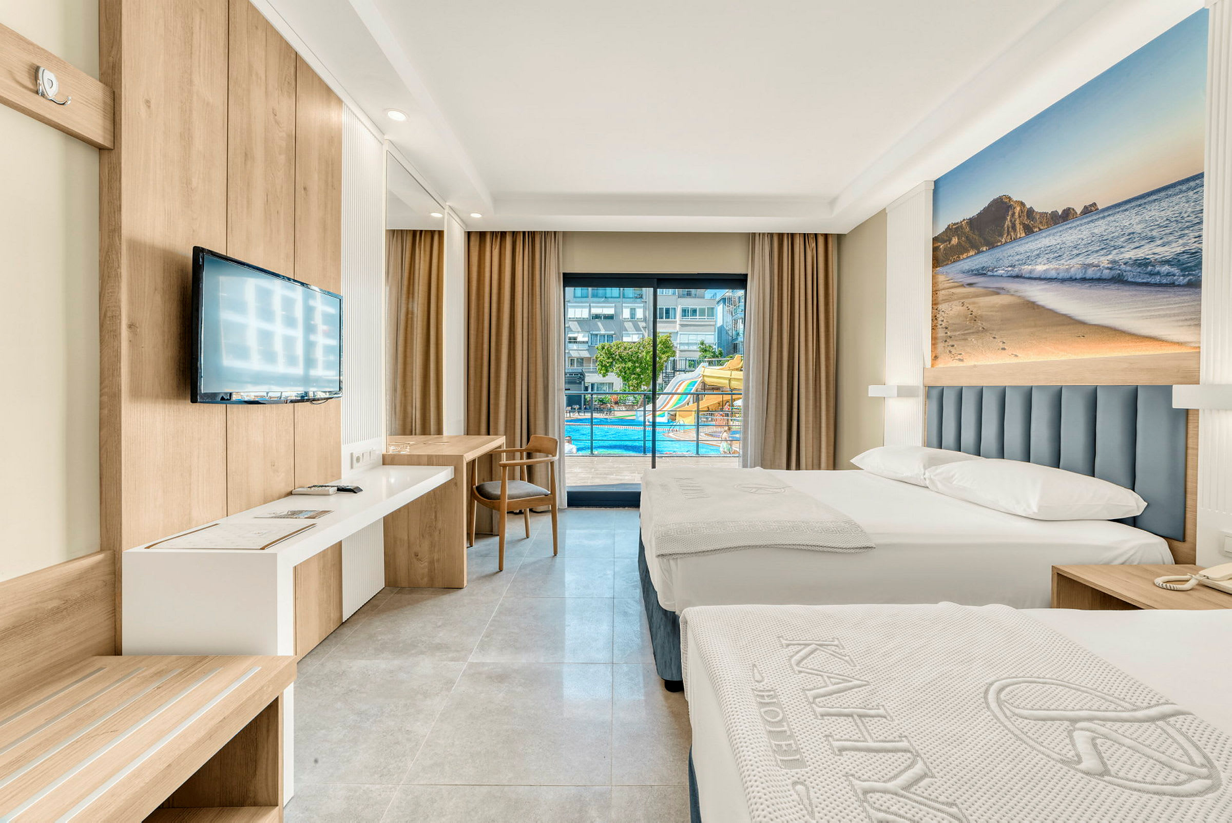 Billede af et hotelværelse med to senge, et tv på væggen og balkon med udsigt over en pool. (AI-genereret tekst)