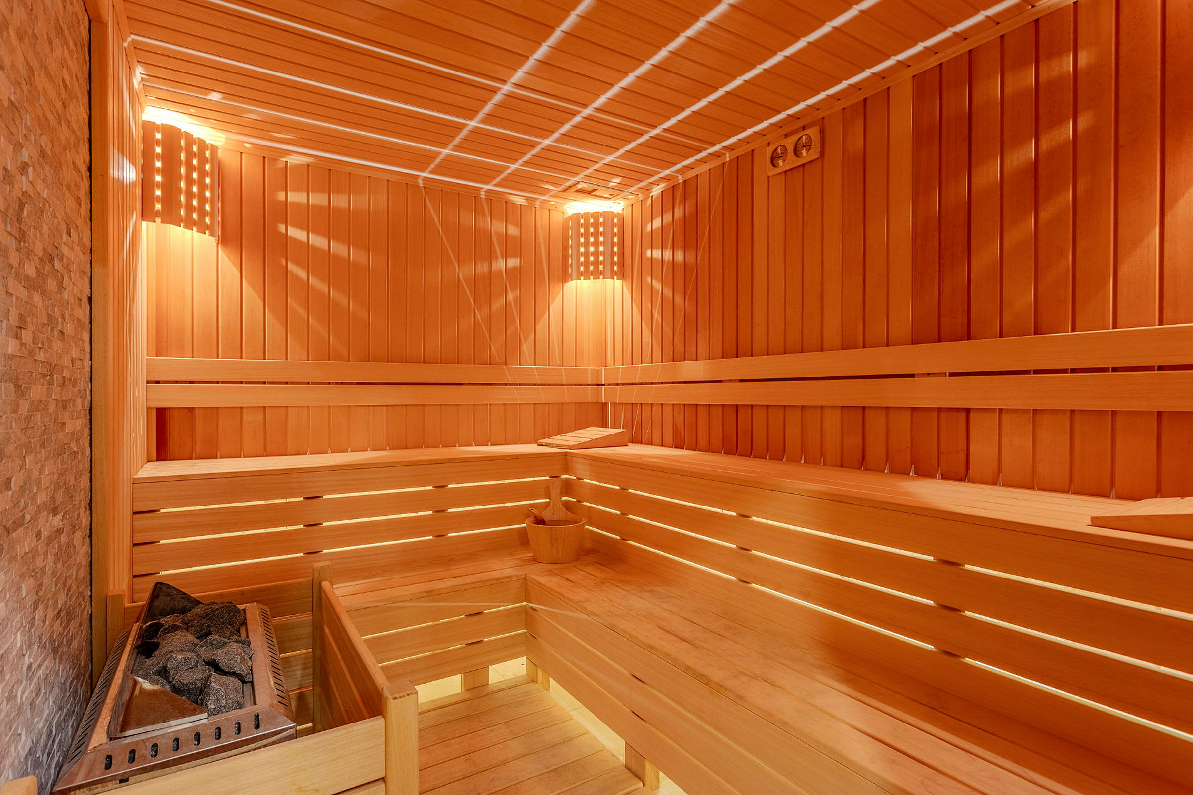 En sauna med træpaneler og bænke. (AI-genereret tekst)