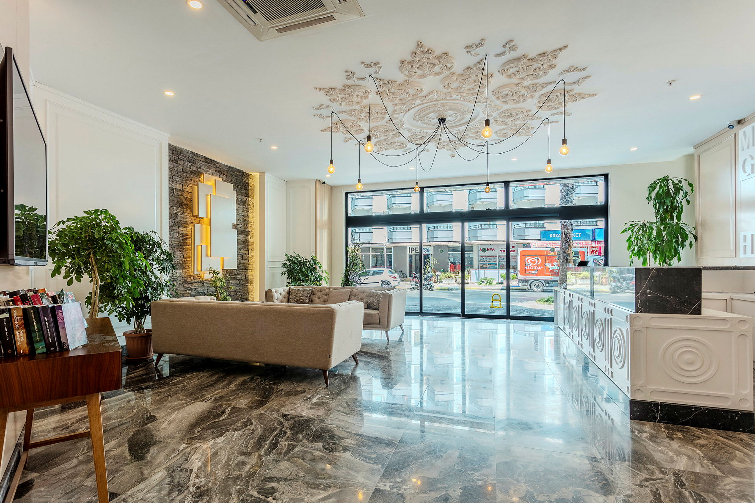 Moderne hotellobby med sofa, store vinduer og dekorativt loft. (AI-genereret tekst)