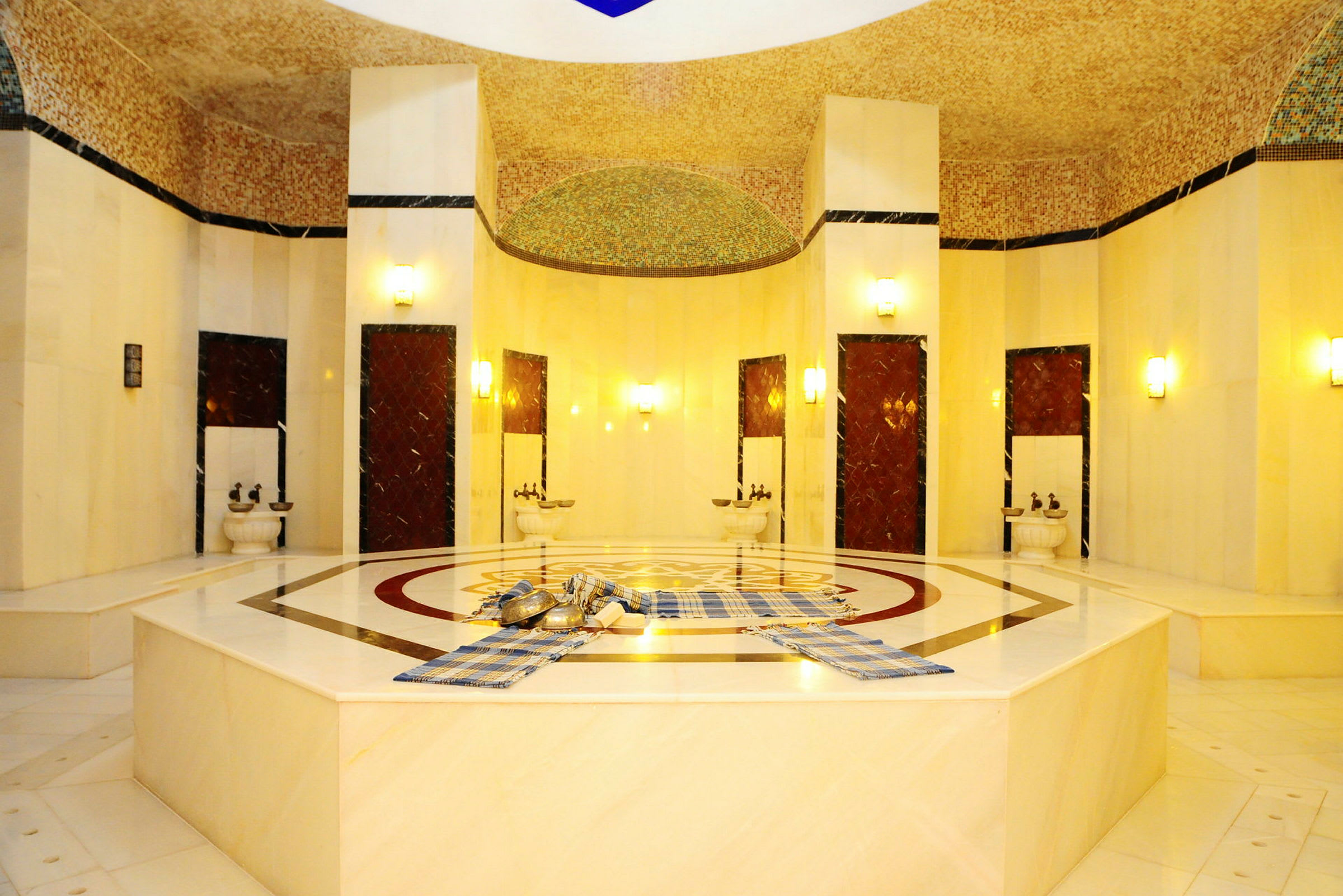 Et traditionelt tyrkisk hamam med marmorflader og geometriske mønstre. (AI-genereret tekst)