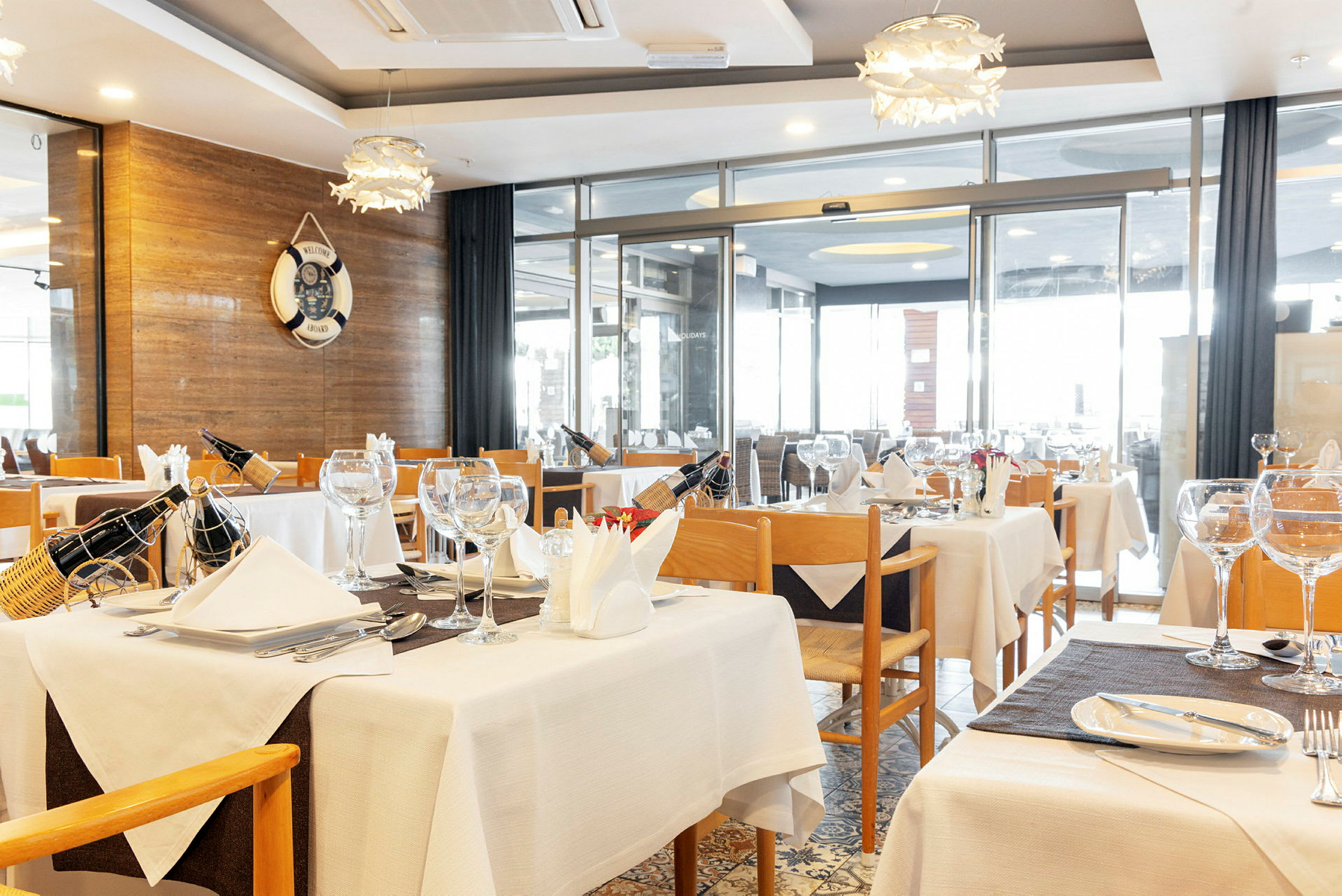 En restaurant med dækkede borde og træstole. (AI-genereret tekst)