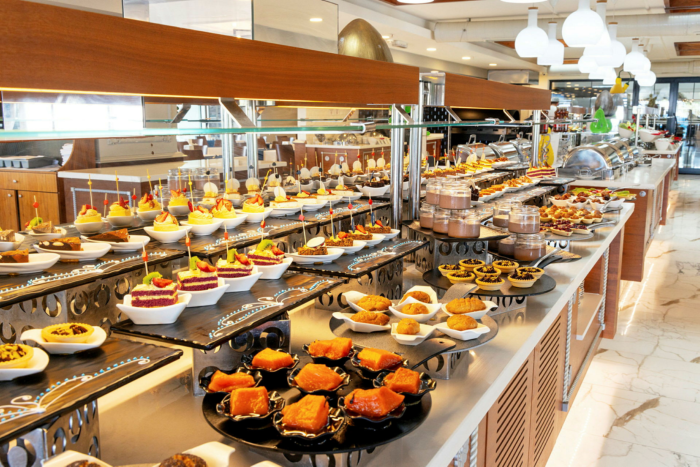 Buffetbord med forskellige desserter og kager. (AI-genereret tekst)