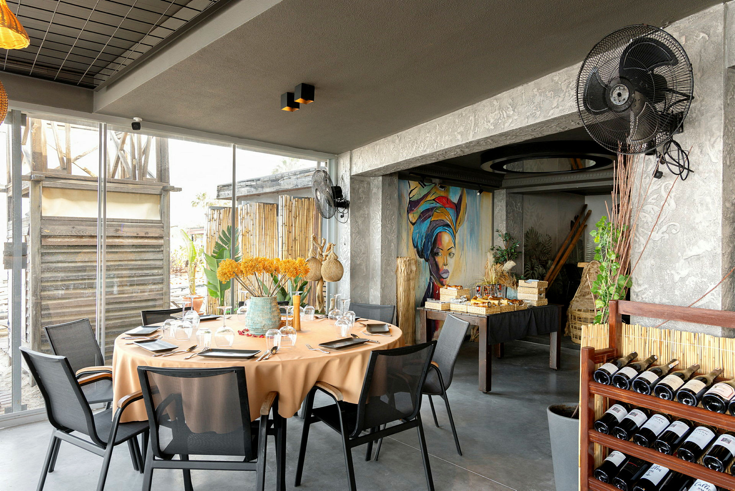 Interiør af en restaurant med et dækket bord og indretning i naturlige farver. (AI-genereret tekst)