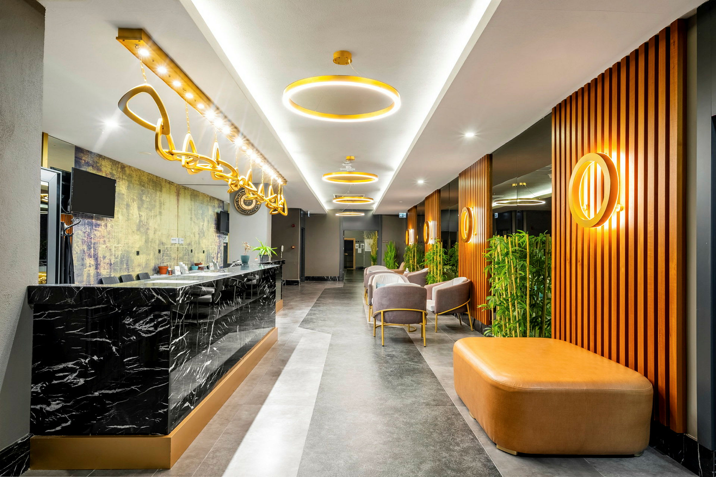 Reception i moderne design med marmordisk, guldbelysning og elegante møbler. (AI-genereret tekst)