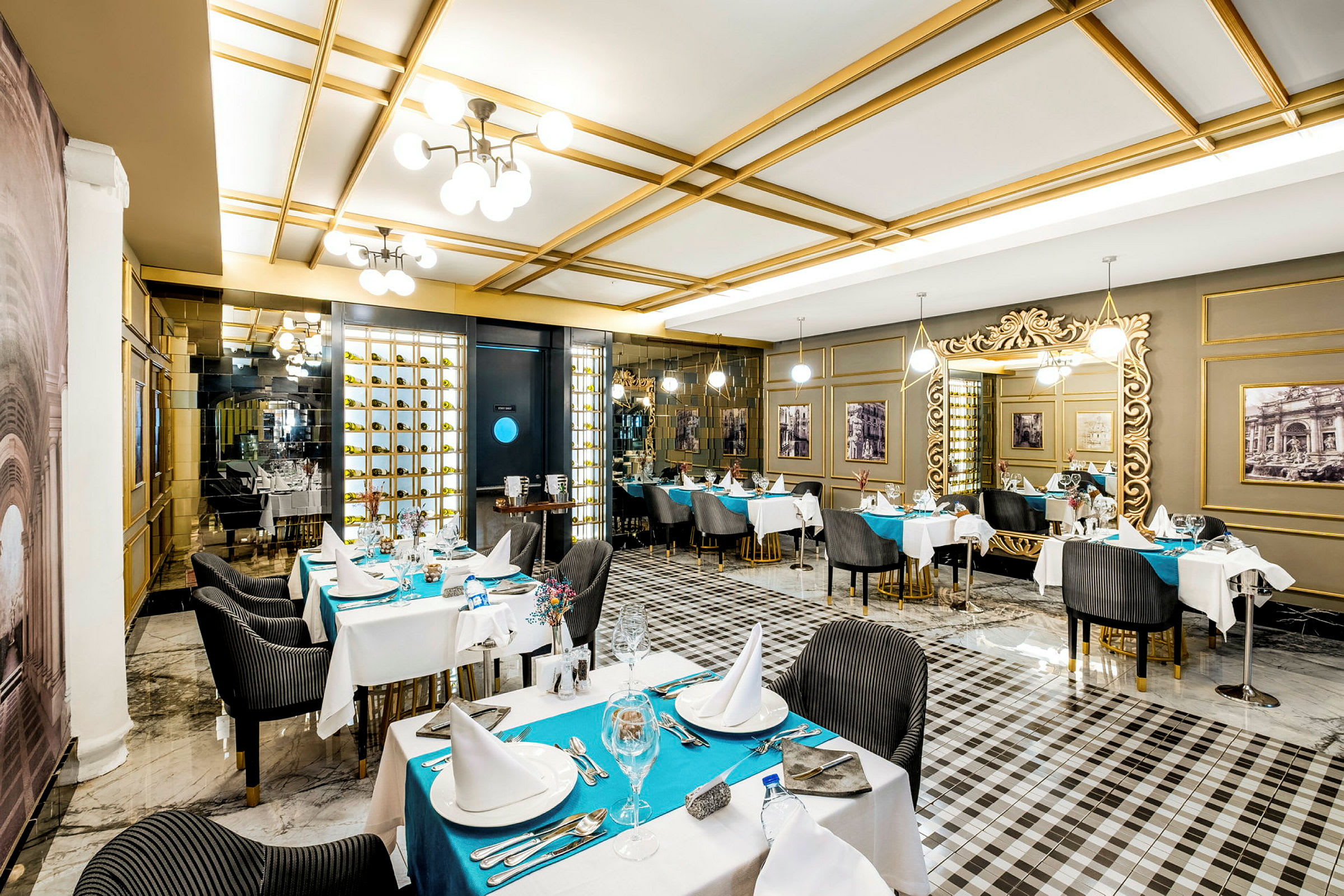 En elegant restaurant med oprettede borde, dekoreret med hvide duge og blå tallerkenunderlag. (AI-genereret tekst)
