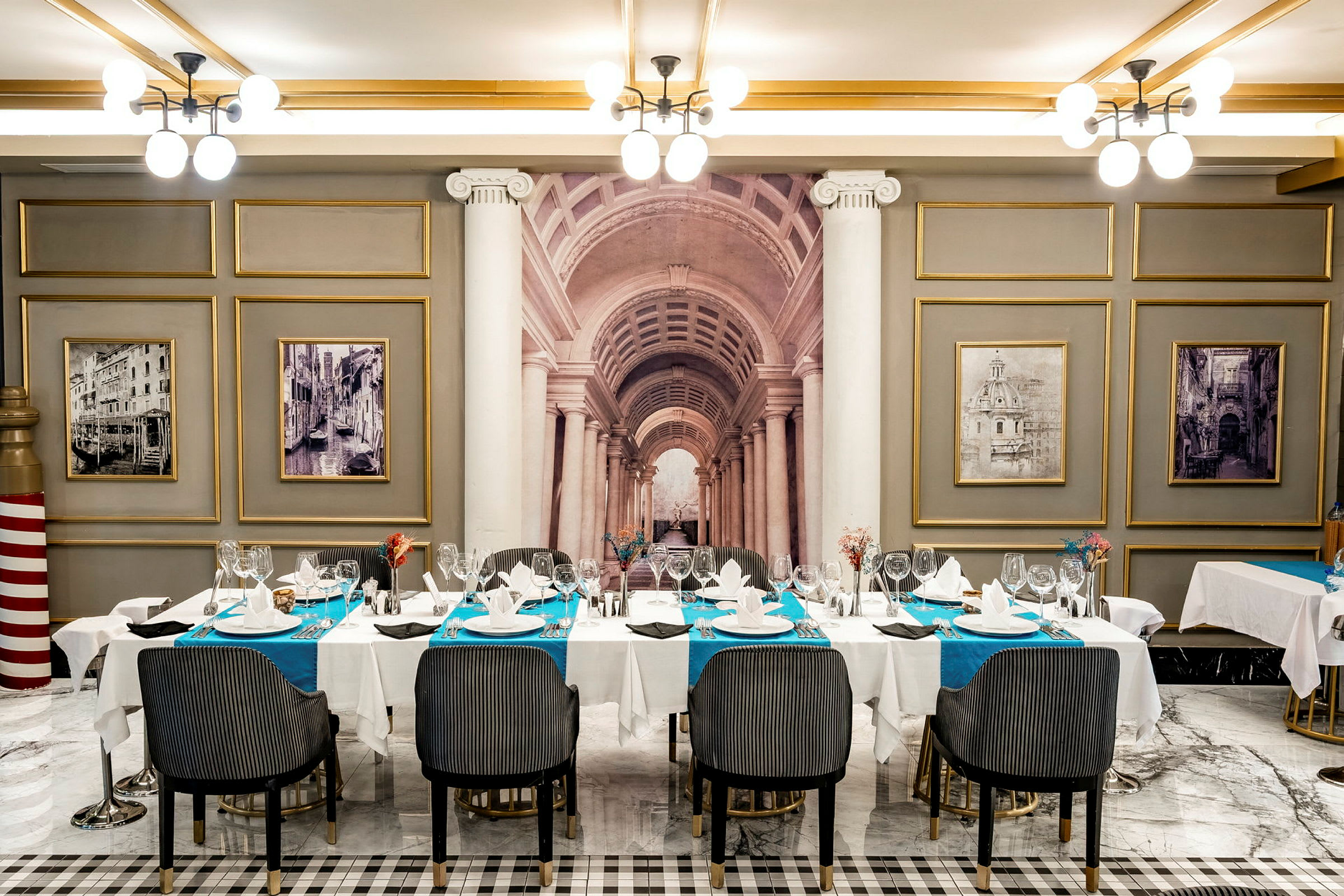 Elegant restaurantinteriør med dækkede borde og klassisk indretning. (AI-genereret tekst)