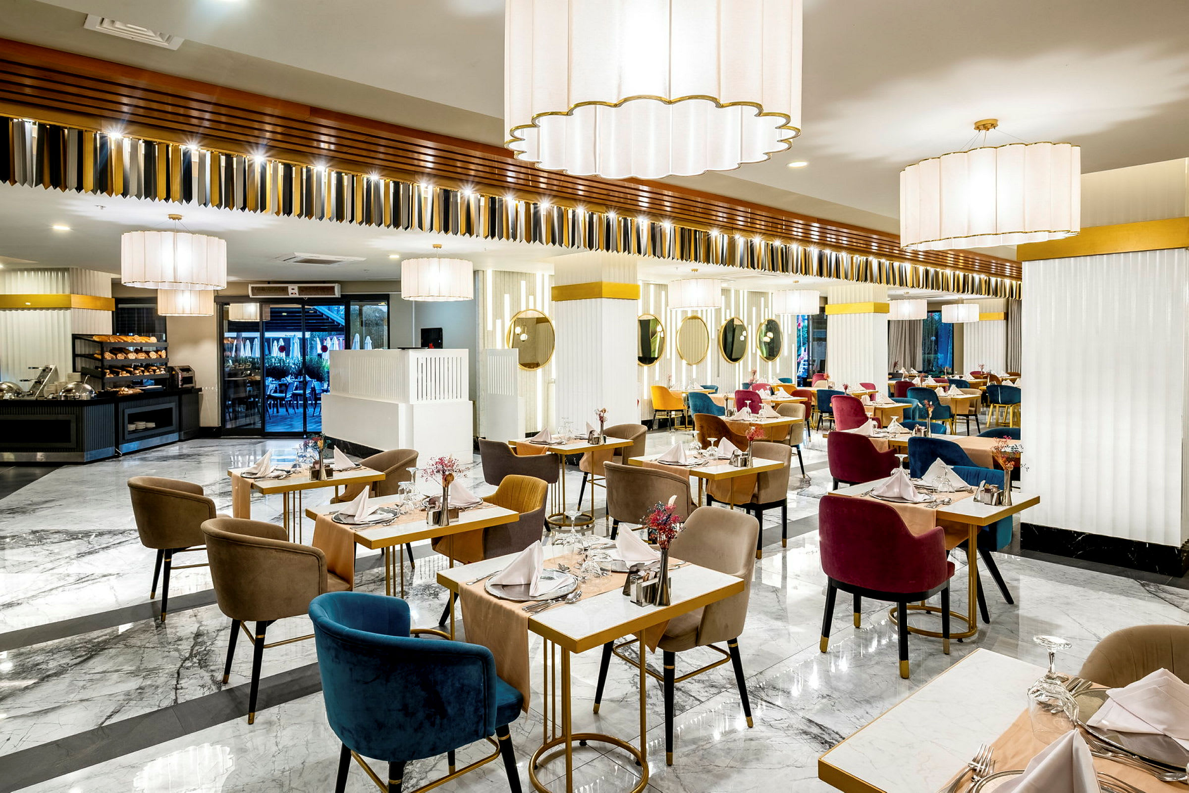 En lys og elegant restaurant med marmorgulv, dækkede borde og farverige stole. (AI-genereret tekst)