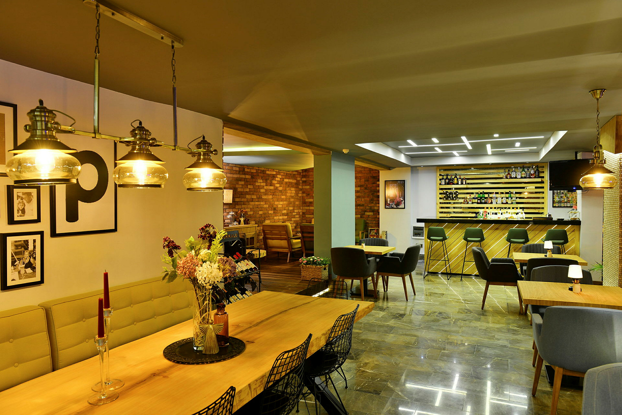 Restaurant med spiseborde, bar og møbler i moderne design. (AI-genereret tekst)