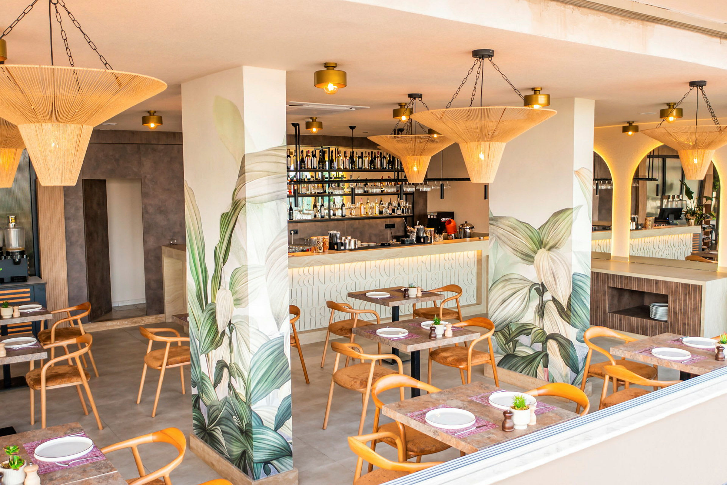 En restaurant med moderne træmøbler og dekorative vægmalerier af planter. (AI-genereret tekst)