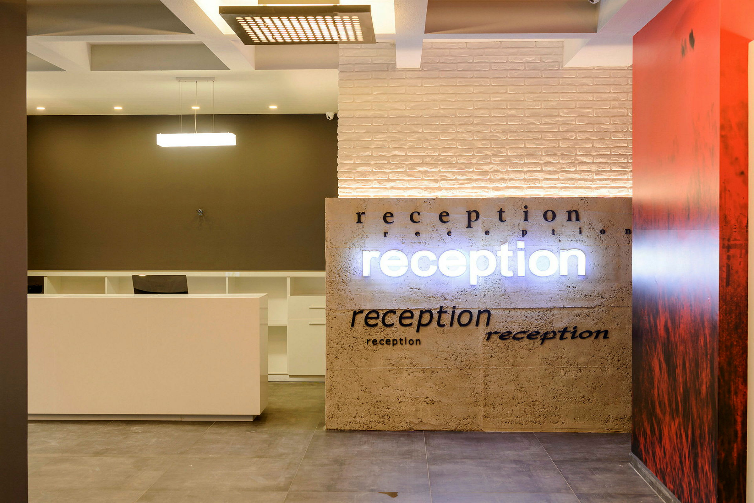 En moderne receptionsskranke med oplyst væg. (AI-genereret tekst)