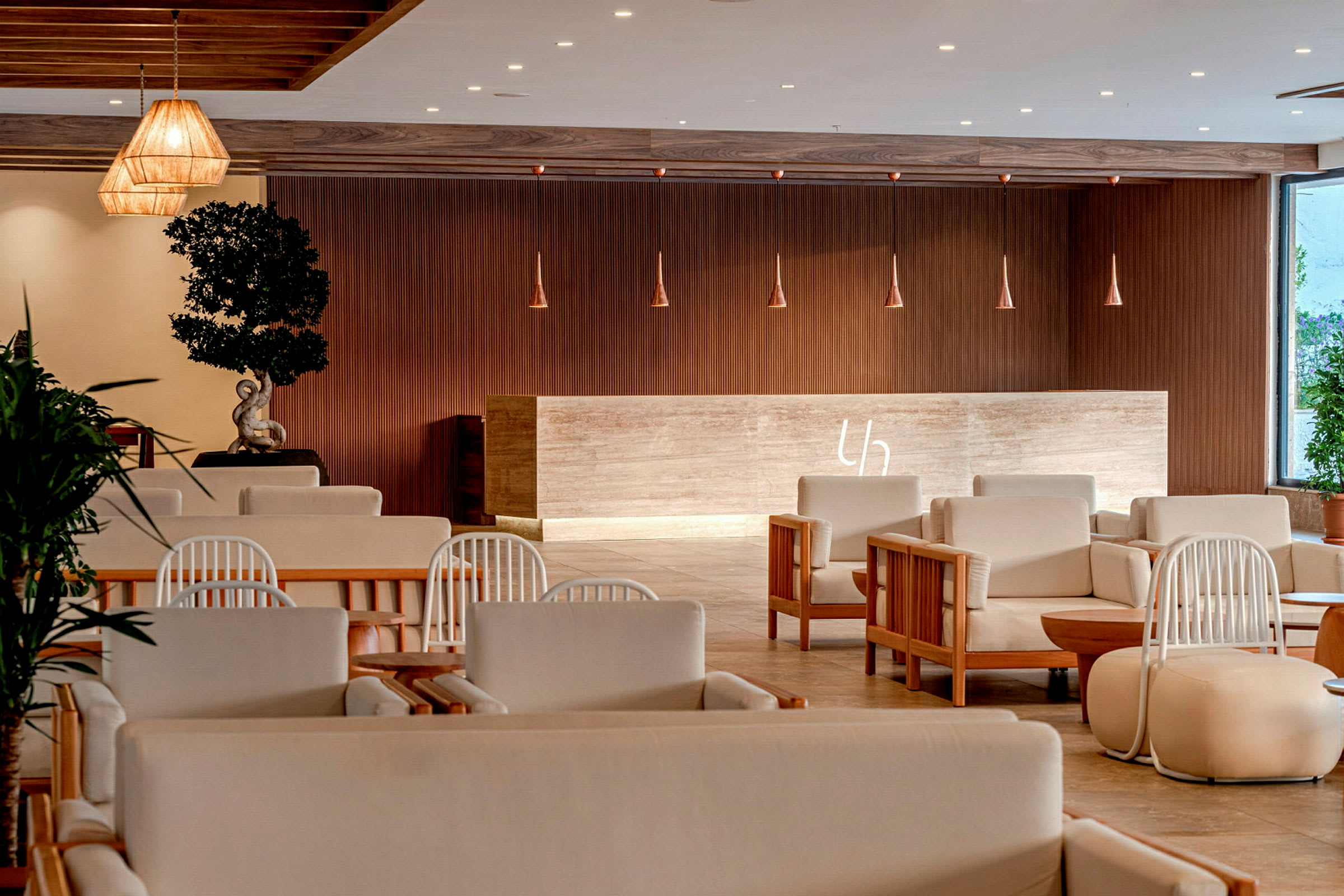 En moderne hotellobby med siddepladser og designet indretning. (AI-genereret tekst)