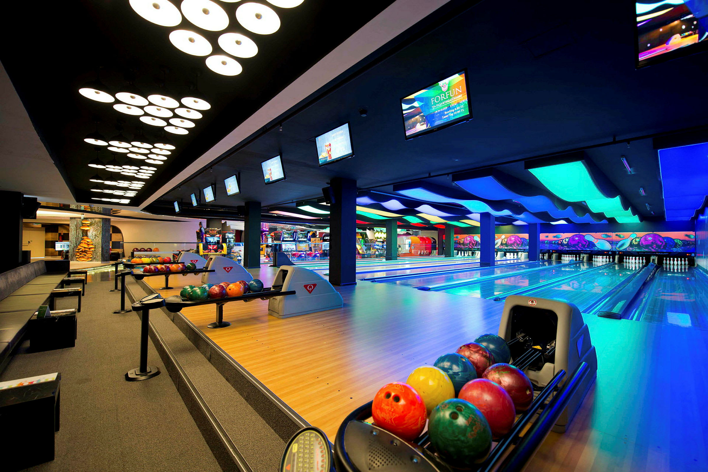 Et moderne bowlingcenter med flere bowlingbaner og farverige kugler. (AI-genereret tekst)