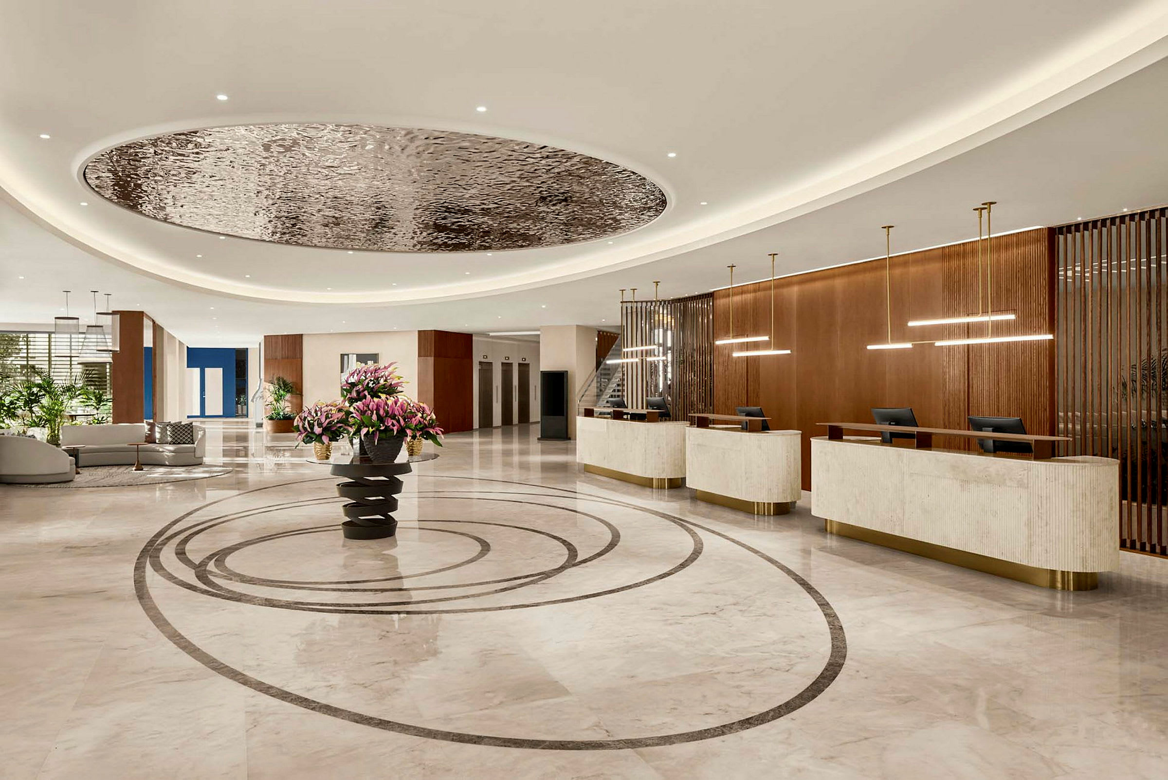 Billedet viser en elegant hotellobby med marmorgulv og reception. (AI-genereret tekst)