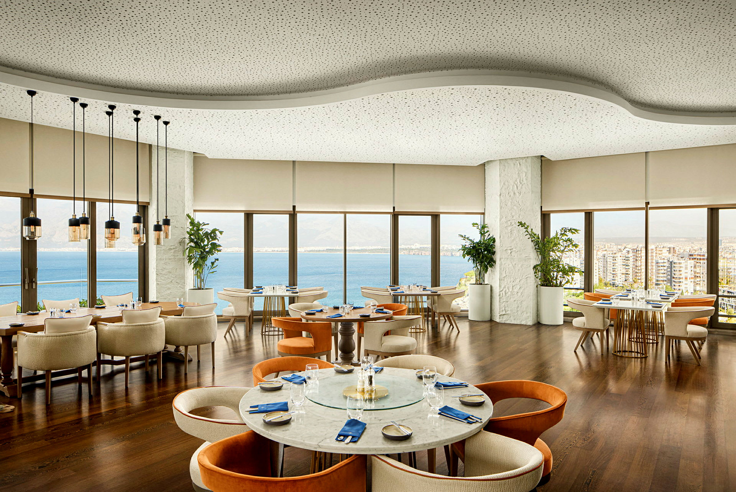 Moderne restaurant med panoramaudsigt til havet og byen. (AI-genereret tekst)