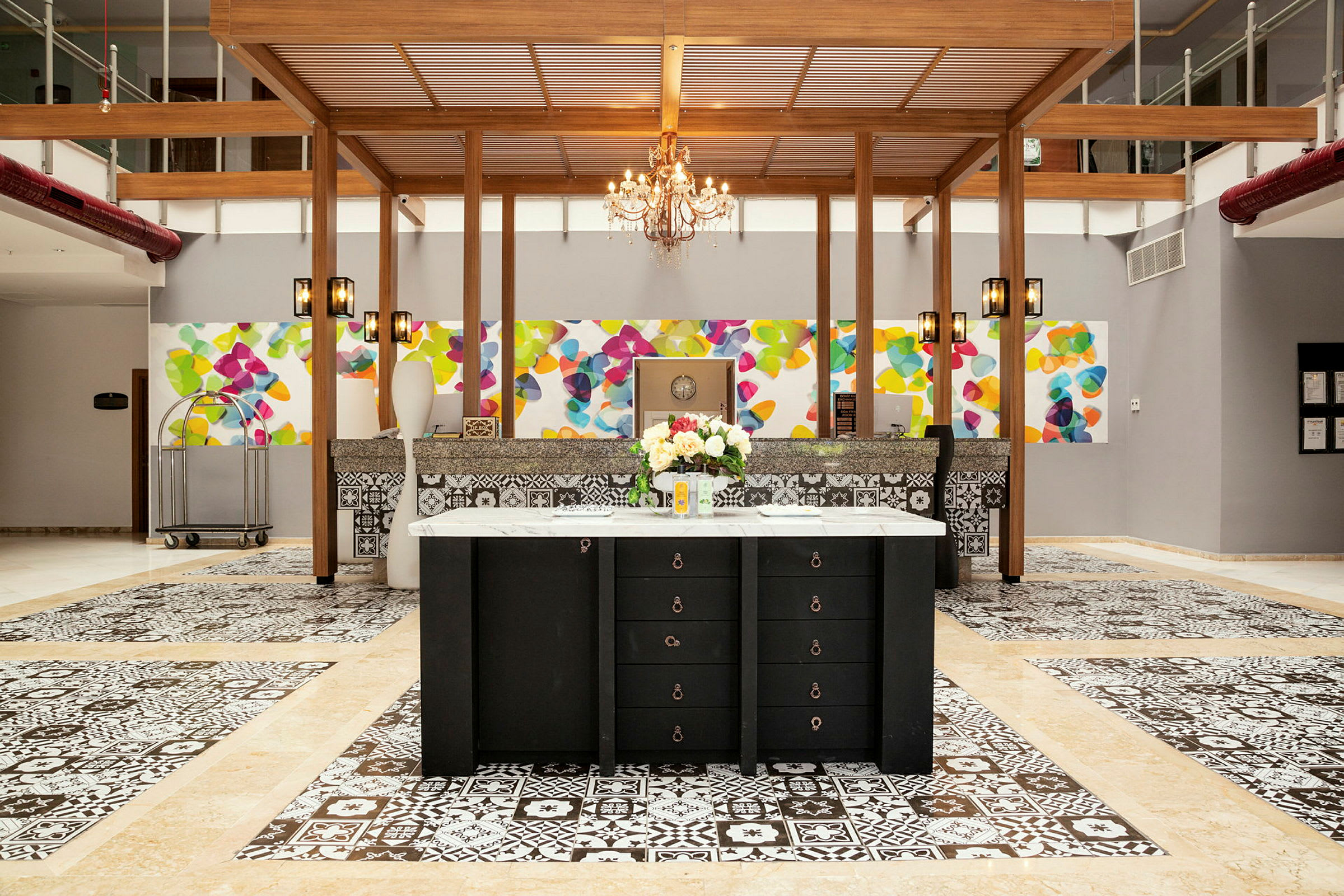 Hotelreception med farverige dekorationer, marmorbord og moderne møbler. (AI-genereret tekst)