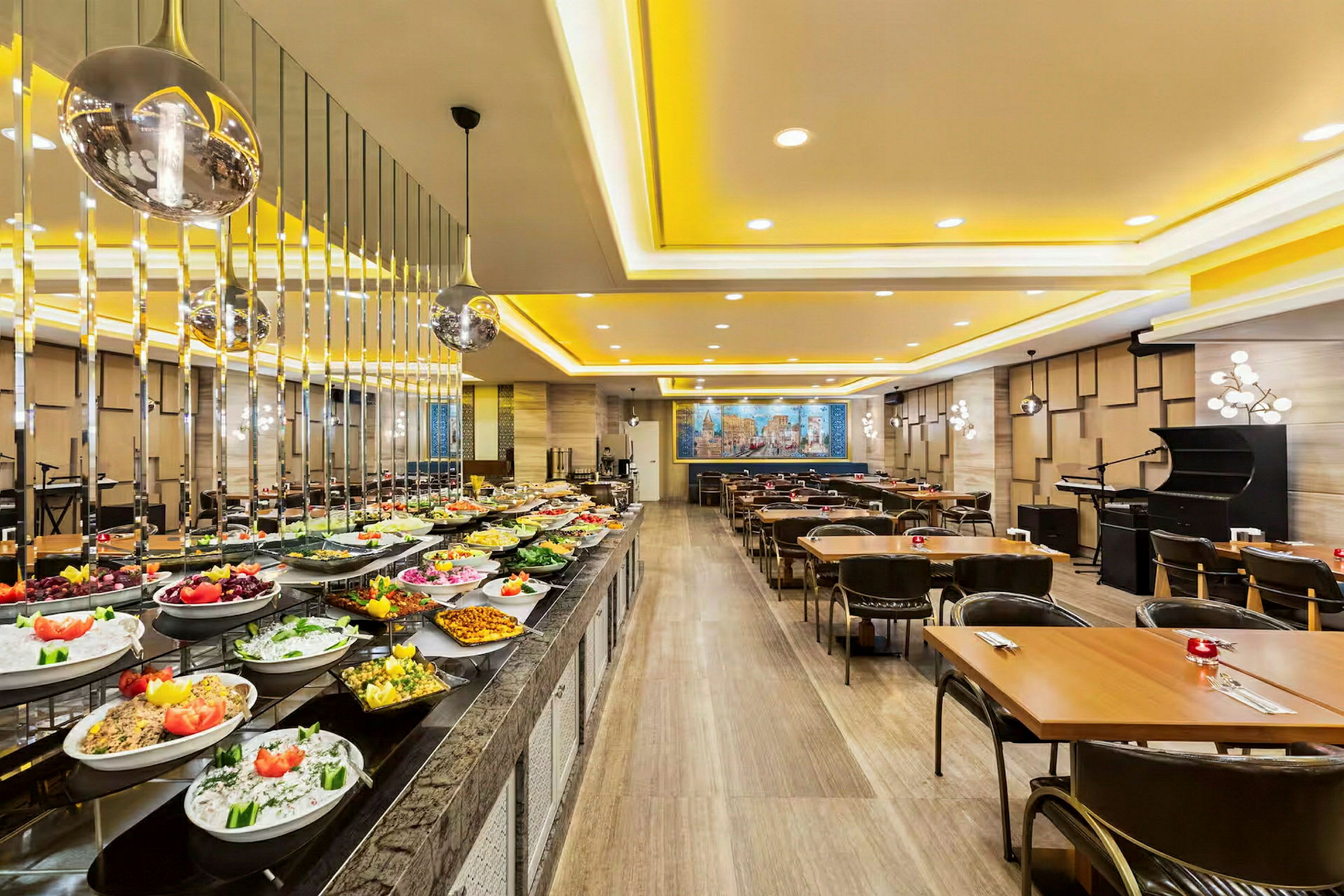 Interiørbillede af en restaurant med buffetbord fyldt med mad og siddepladser ved bordene i baggrunden. (AI-genereret tekst)