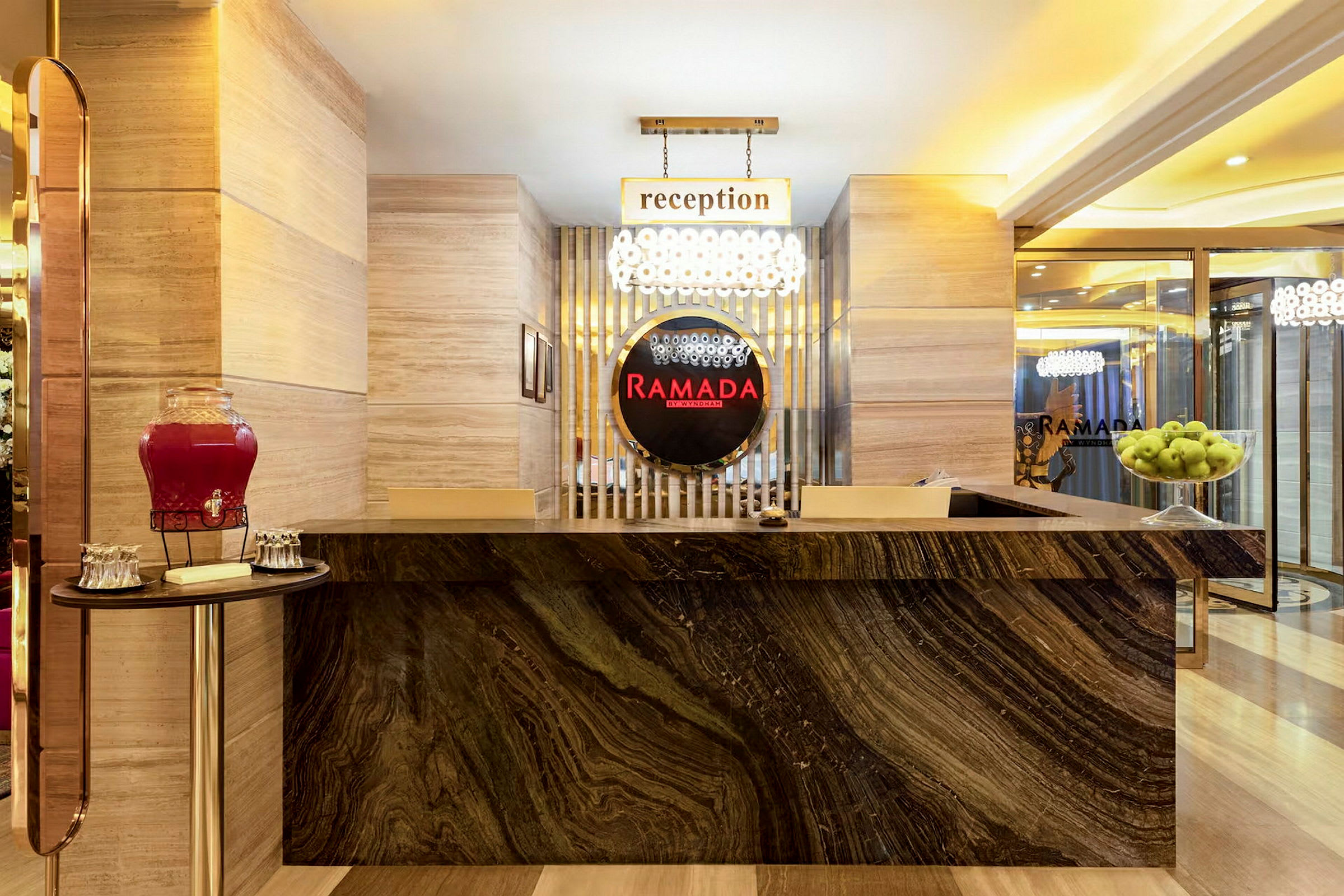 Hotelreception med marmordisk og dekorative detaljer. (AI-genereret tekst)