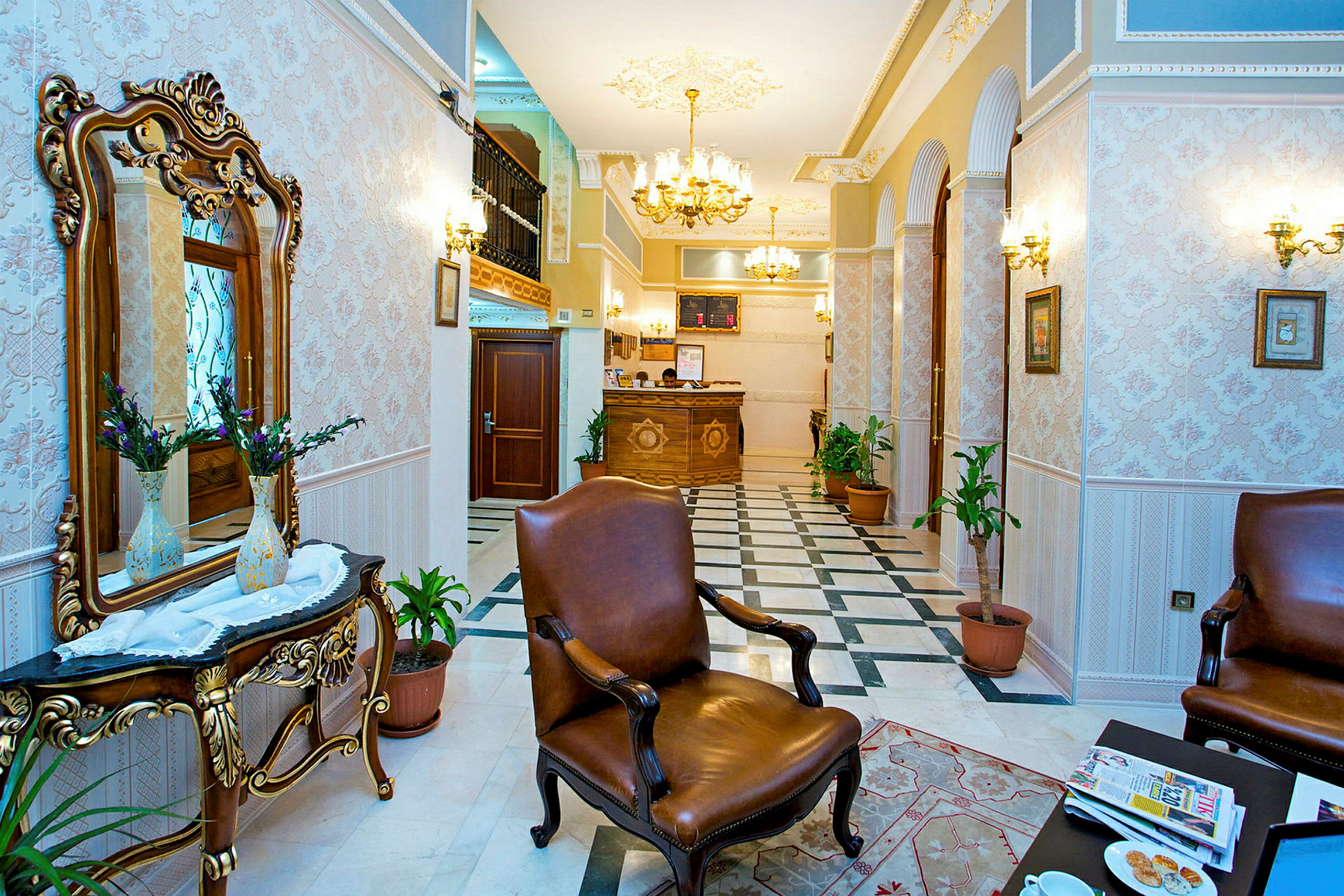 Hotellets lobby med elegant indretning, brun læderstol og reception. (AI-genereret tekst)