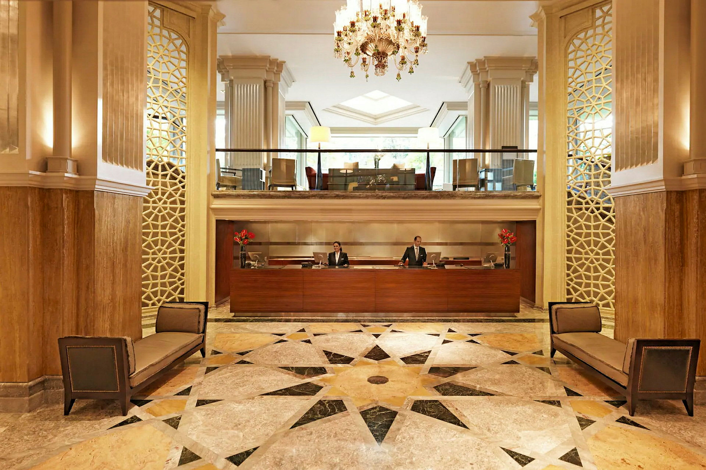 Billede af en hotellobby med reception og elegante møbler. (AI-genereret tekst)