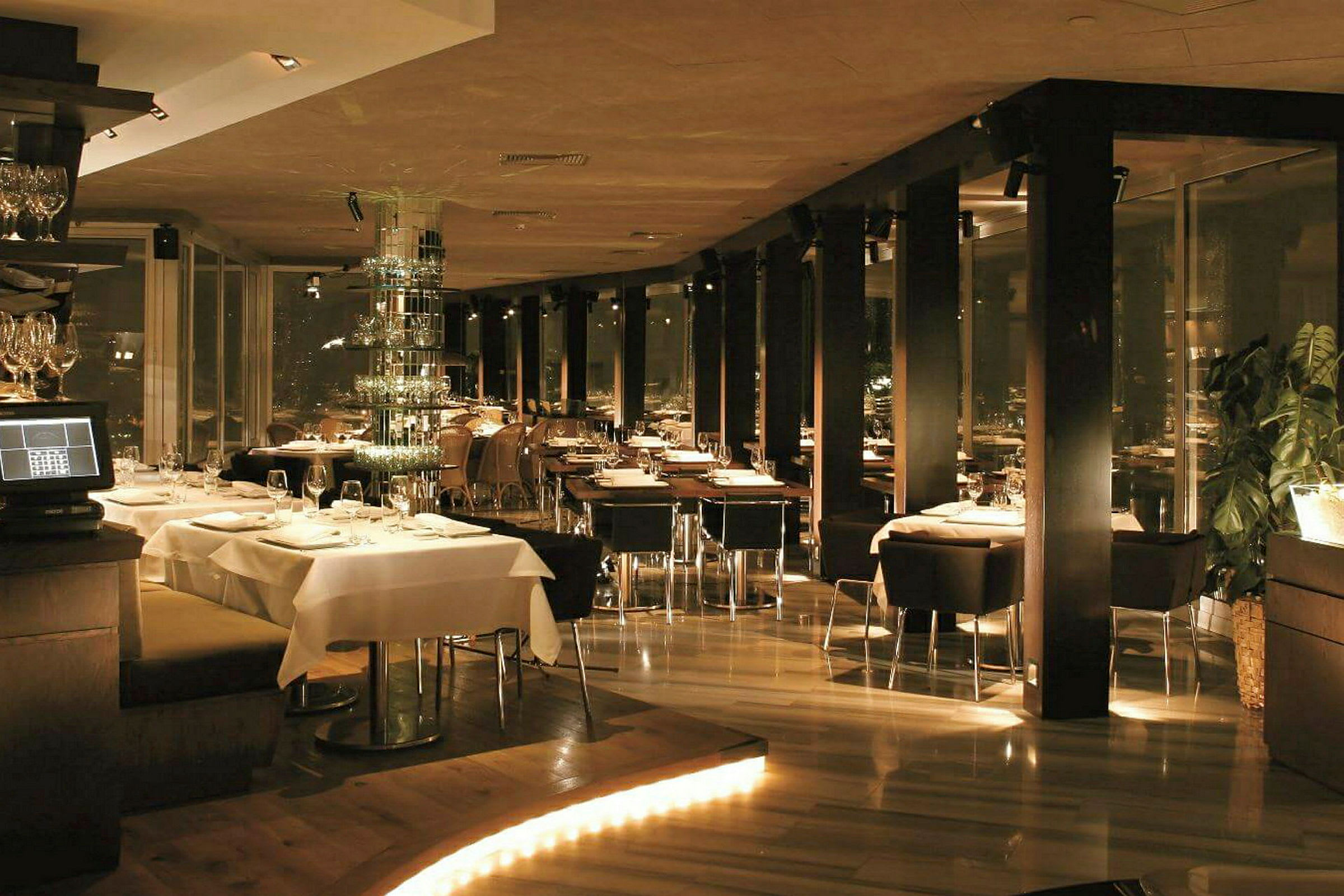 Restaurant med dækkede borde og elegant belysning. (AI-genereret tekst)