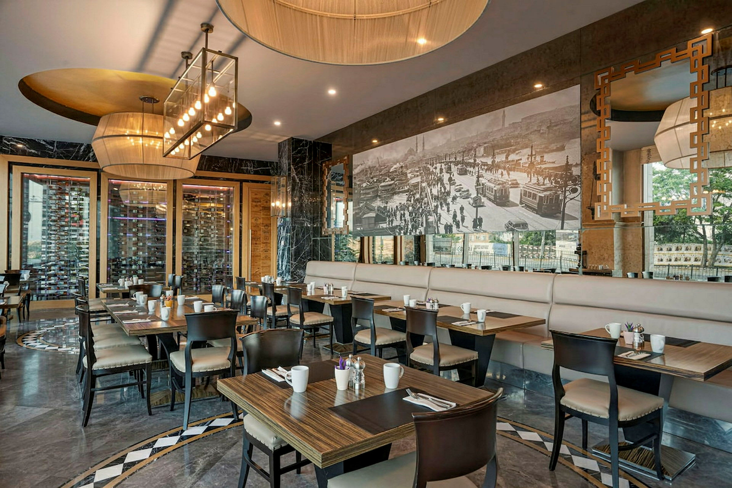 Restaurant med elegant interiør og borde dækket til servering. (AI-genereret tekst)