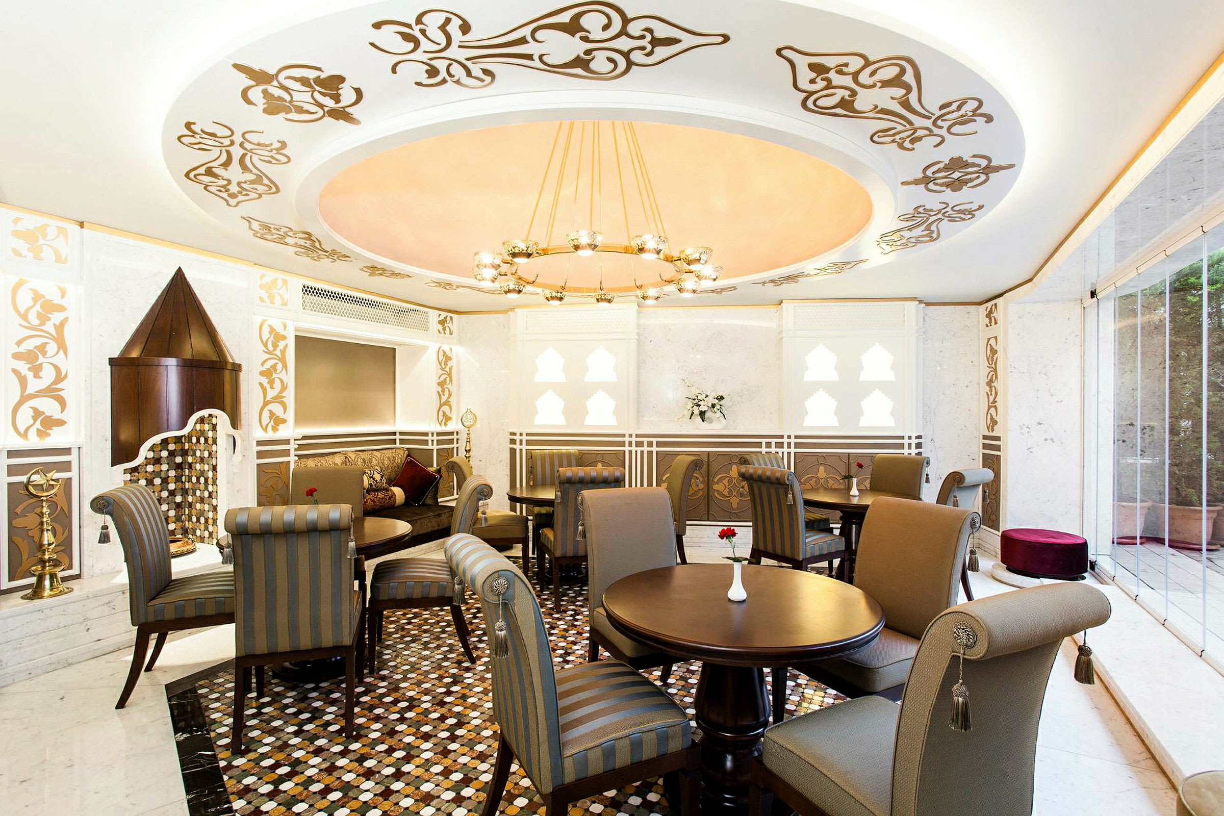 Interiør i en elegant lounge med stilfulde møbler og dekorative detaljer. (AI-genereret tekst)