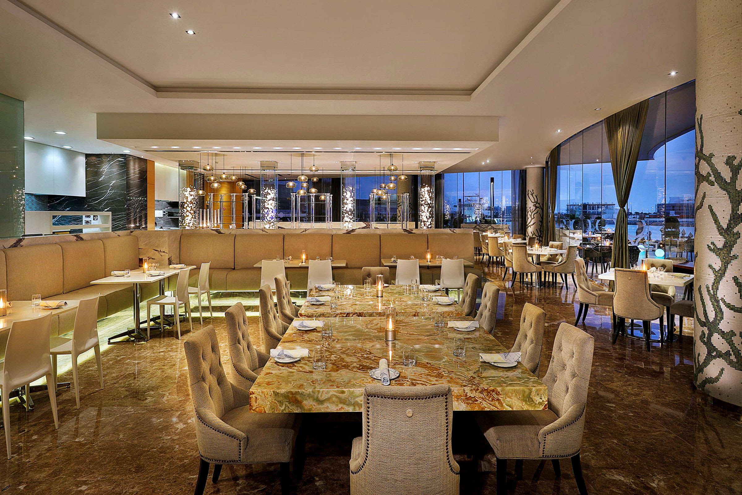En elegant og moderne restaurant med borde og stole. (AI-genereret tekst)